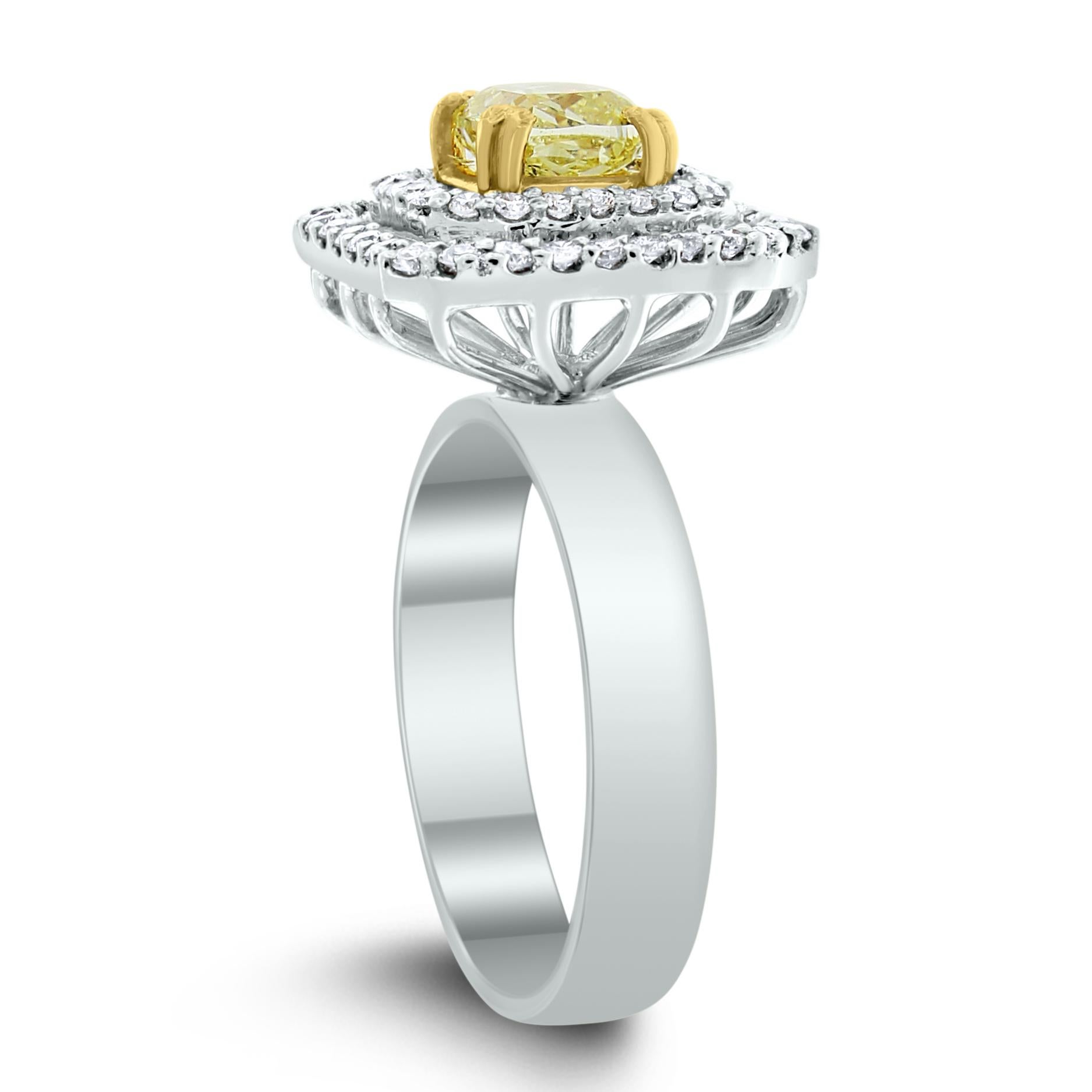 Der Beauvince Summer Yellow & White Diamond Ring ist mit einem doppelten Halo aus weißen Diamanten um einen schillernden gelben Diamanten im Kissenschliff versehen, um einen auffallend leuchtenden Ring zu schaffen

Formen der Diamanten: Kissen &