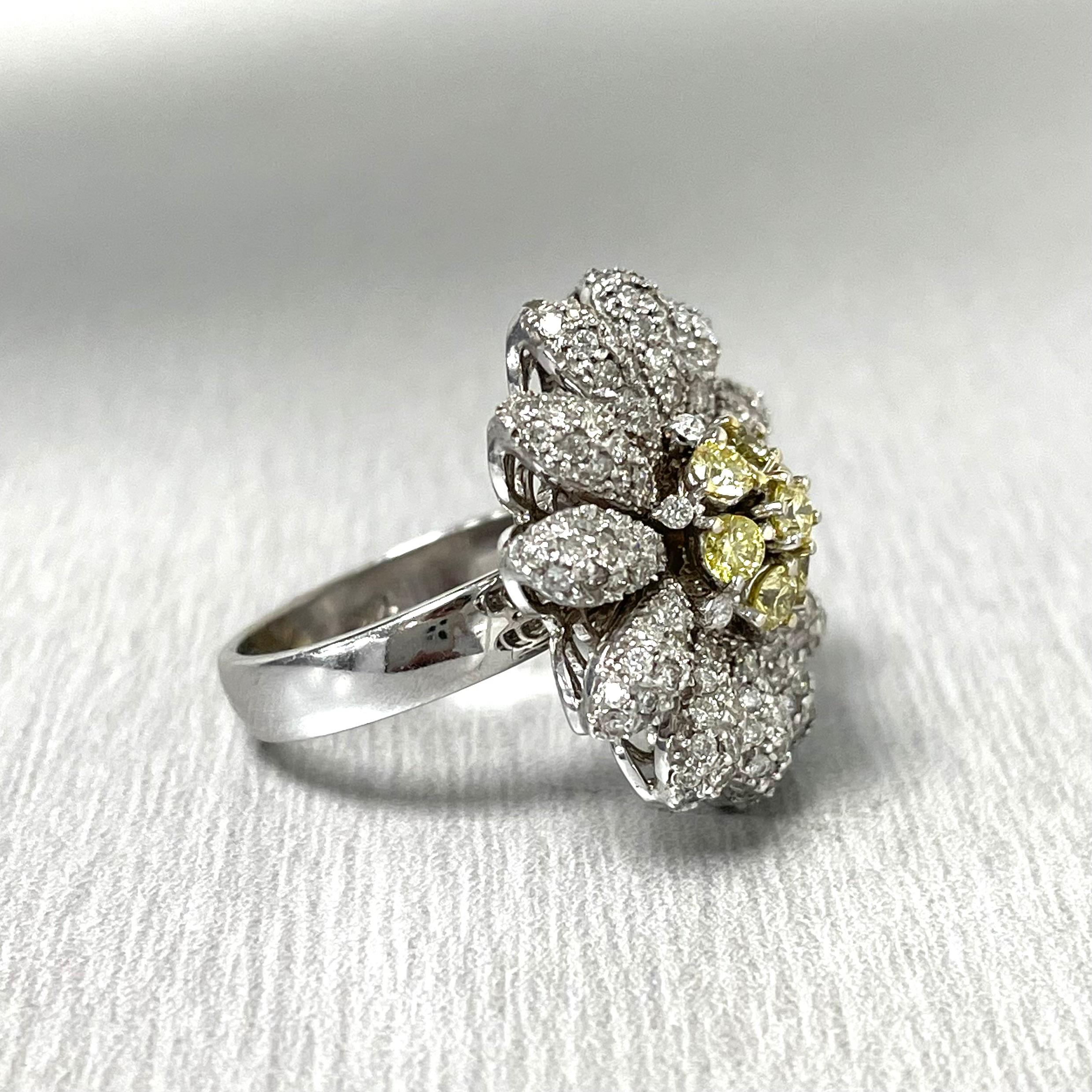 Beauvince Sonnenblumenring, '1,74 Karat Diamanten' in Weißgold (Rundschliff) im Angebot