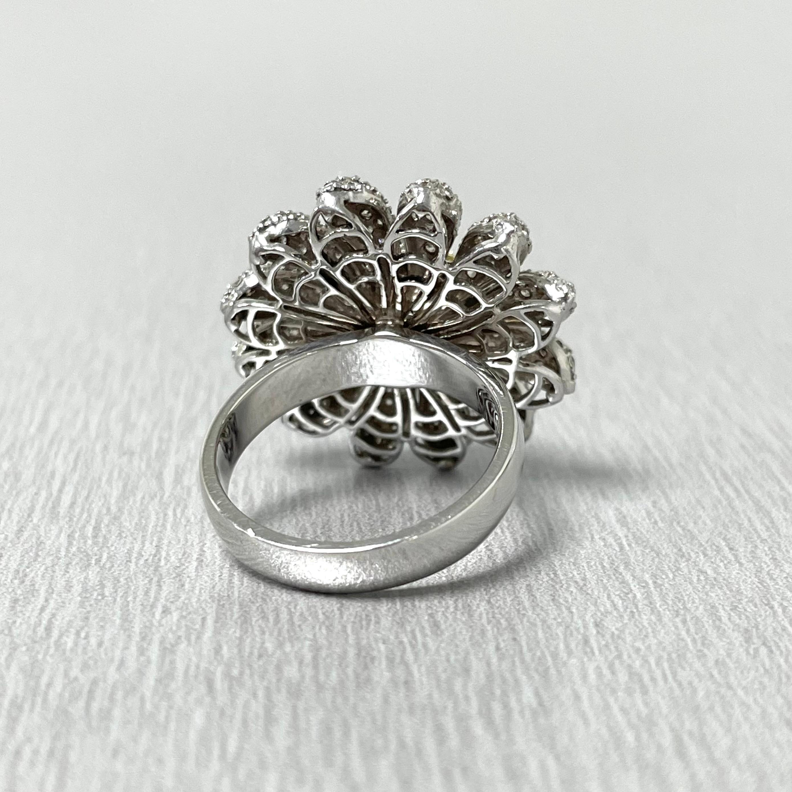 Beauvince Sonnenblumenring, '1,74 Karat Diamanten' in Weißgold im Zustand „Neu“ im Angebot in New York, NY