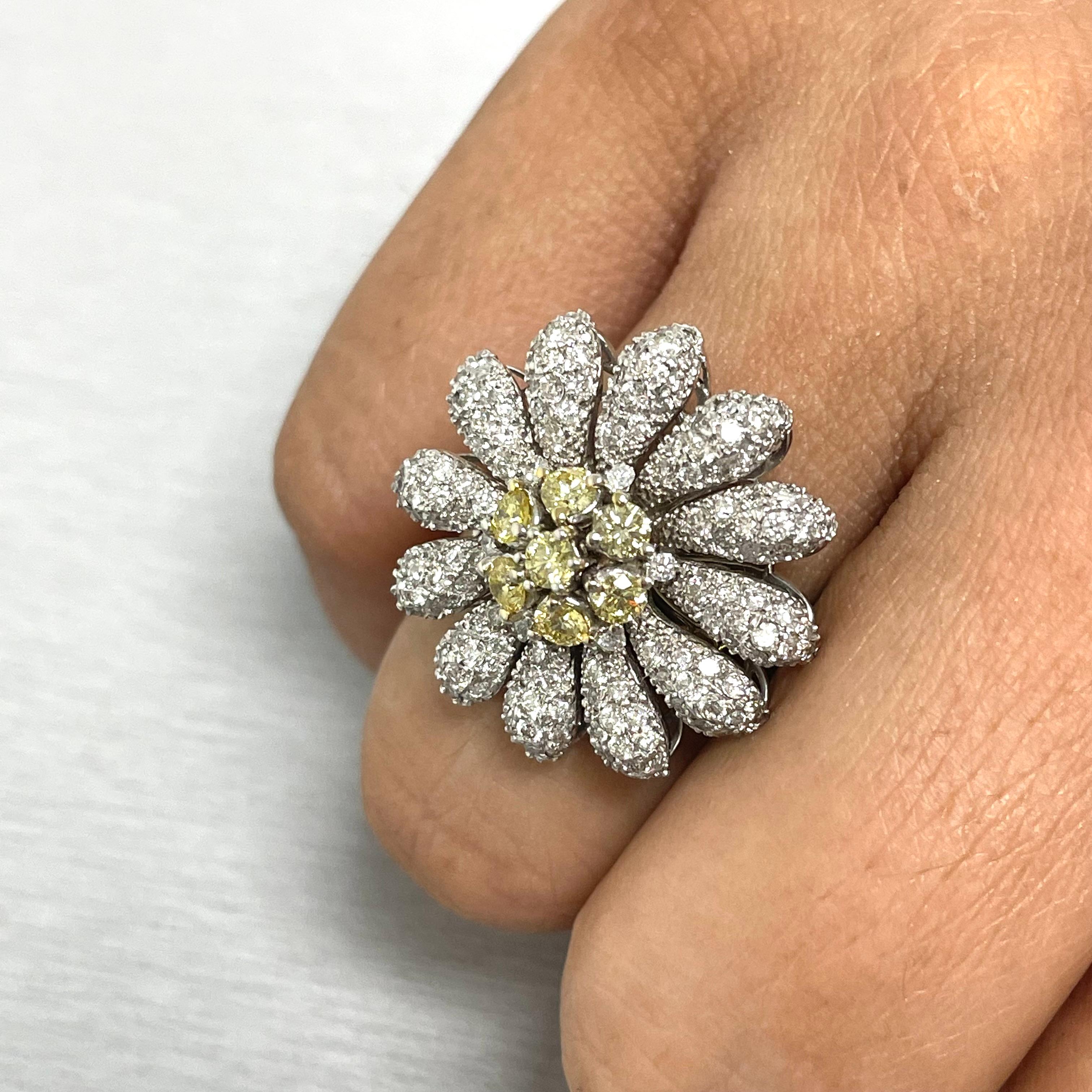 Ein lebendiger Ring, der das Leben und die Blüte darstellt. Dieser schöne Ring macht Spaß und ist sommerlich.

Gesamtgewicht der Diamanten: 1,74 ct 
Farbe des Diamanten: G - H, Fancy Gelb 
Diamant Reinheit: VS - SI (sehr geringfügig eingeschlossen -