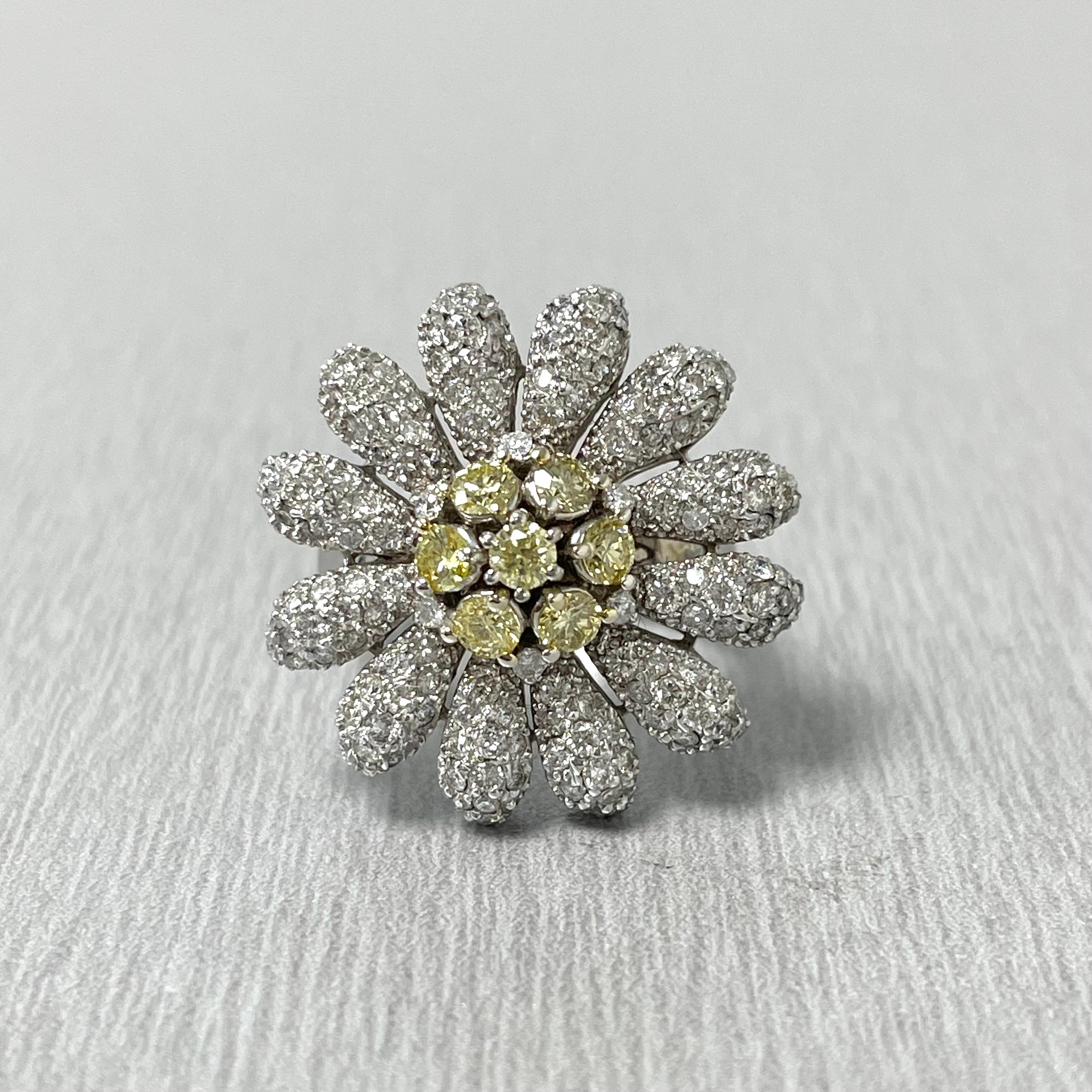 Beauvince Sonnenblumenring, '1,74 Karat Diamanten' in Weißgold für Damen oder Herren im Angebot