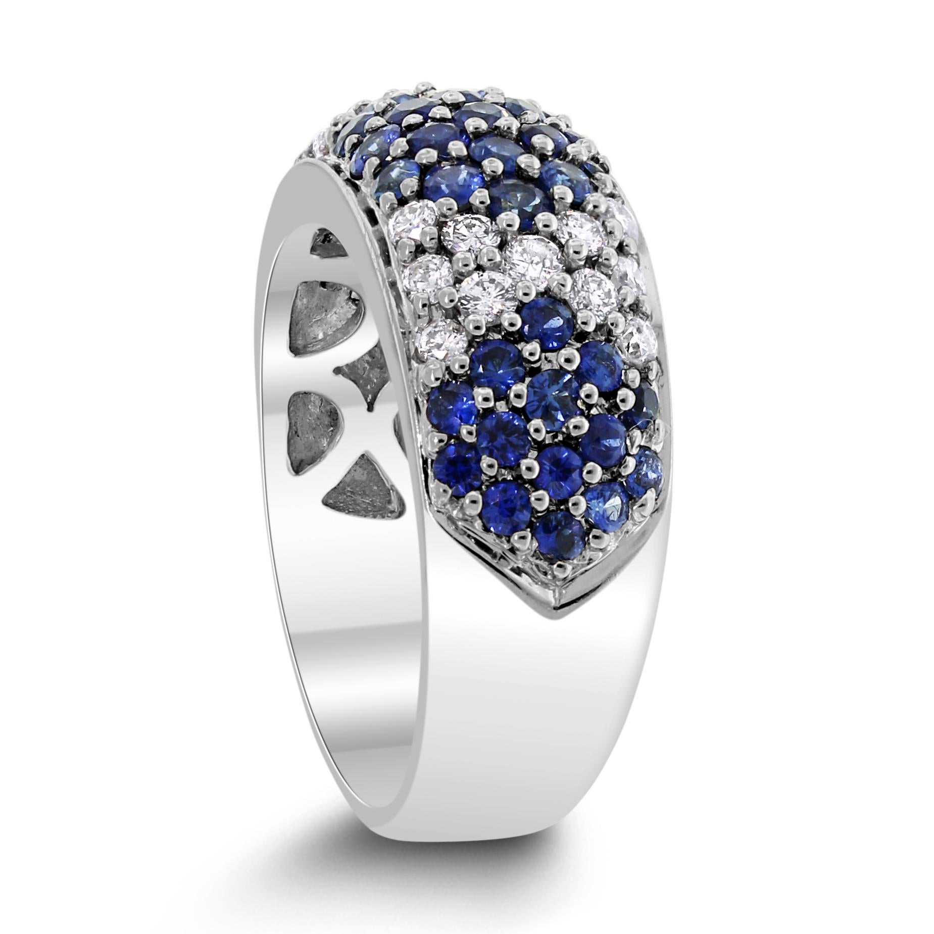 Saphir et diamants sertis dans un motif géométrique en or blanc, cette bague est unique, audacieuse et élégante. 

Type de pierres précieuses : Saphir 
Forme des pierres précieuses : Ronde 
Poids des pierres précieuses : 1,47 ct 

Forme des diamants