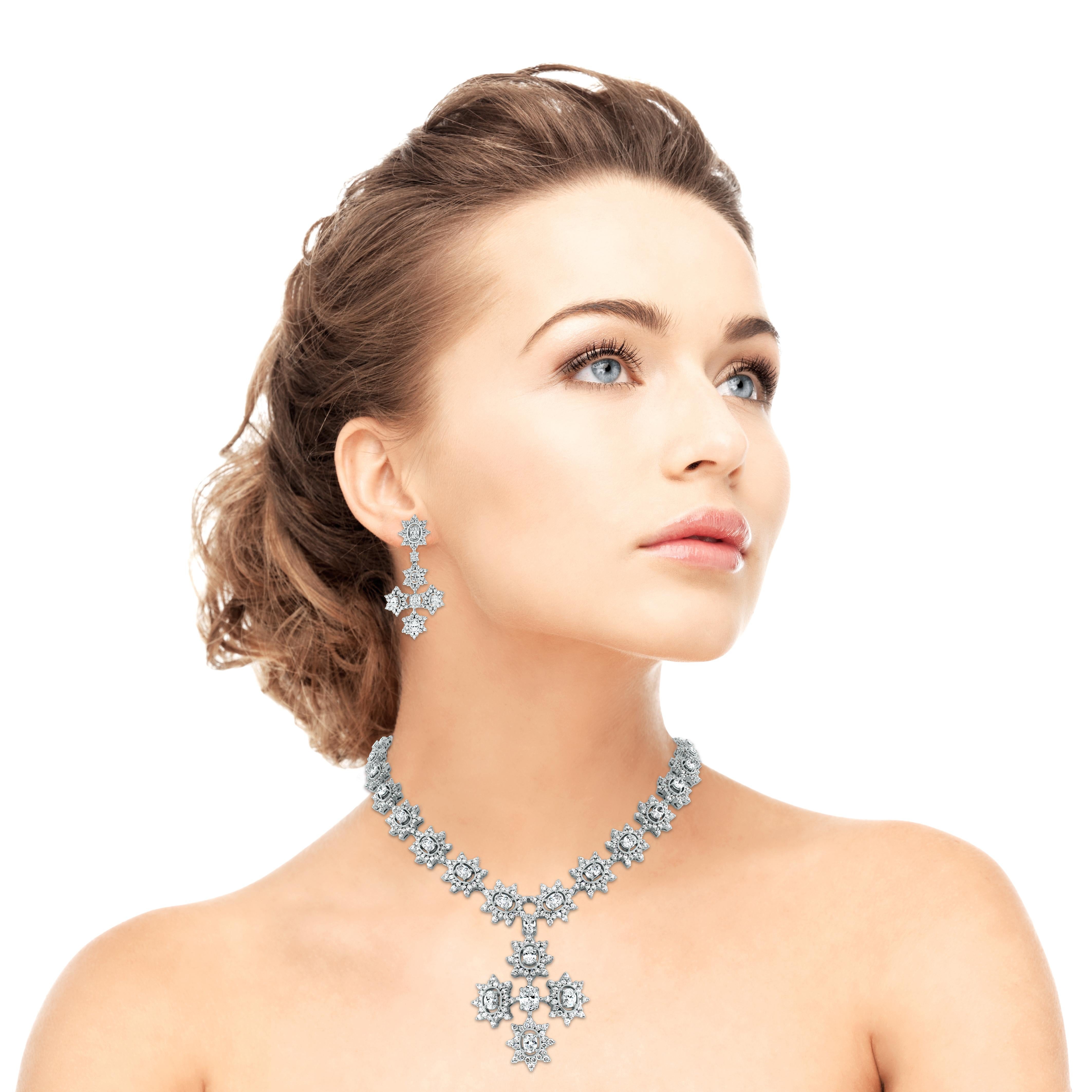 Una suite di collana e orecchini con ciondolo ispirato alla cattedrale, creato con diamanti ovali e rotondi per fare una dichiarazione decisa e audace. 

Forma dei diamanti: Ovale e rotondo 
Peso totale dei diamanti: 28,51 ct 
Colore dei diamanti: F