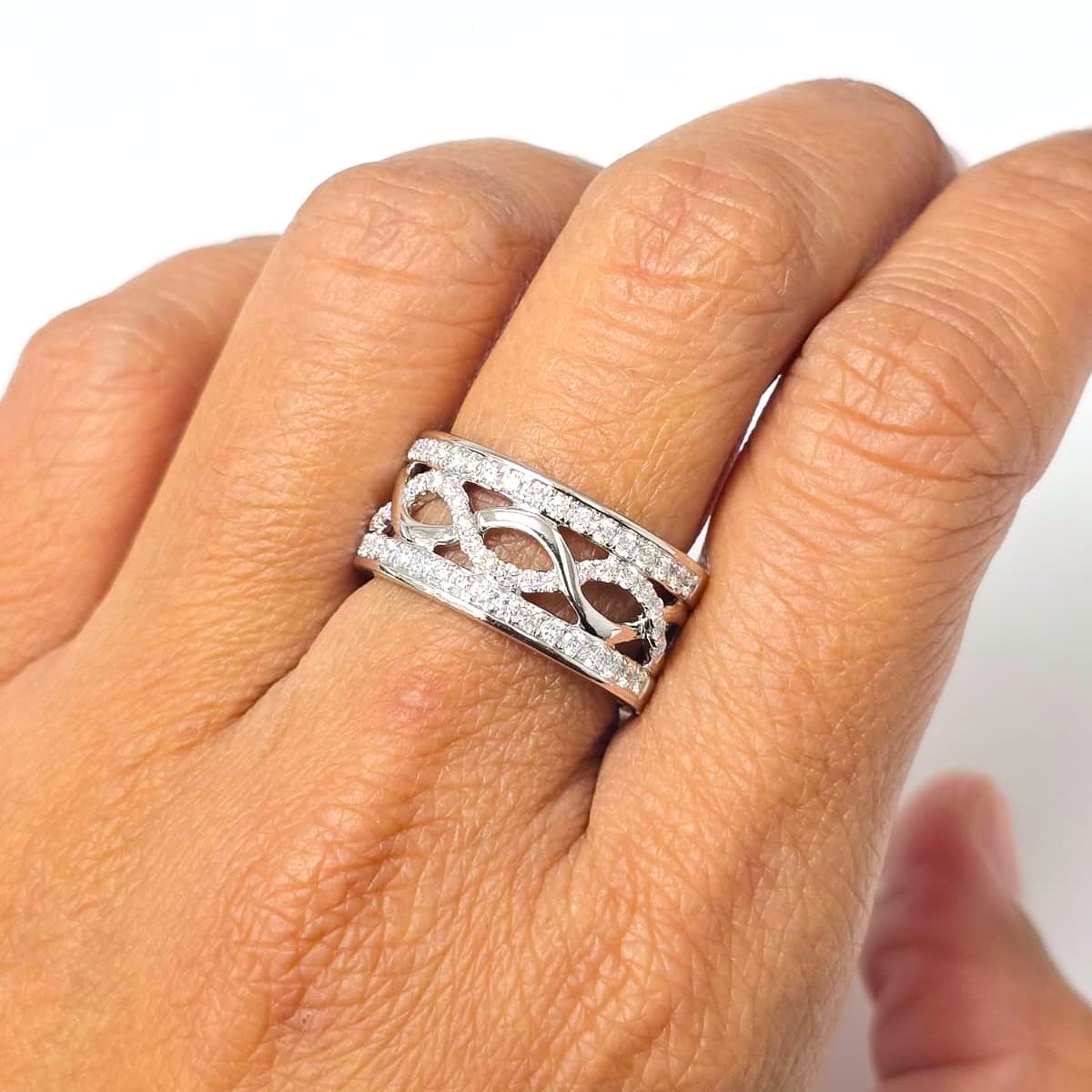 Semplice ma di sicuro effetto, la Wave Diamond Band è un accessorio elegante per un abbigliamento casual o formale. Può essere indossato da solo o in una pila per elevare il tuo stile.

Forma dei diamanti: Rotondo
Peso dei diamanti: 0,75 ct
Colore