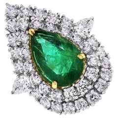 Beauvince Yana Halo-Ring (8,96 Karat Smaragd & Diamanten) in Gold