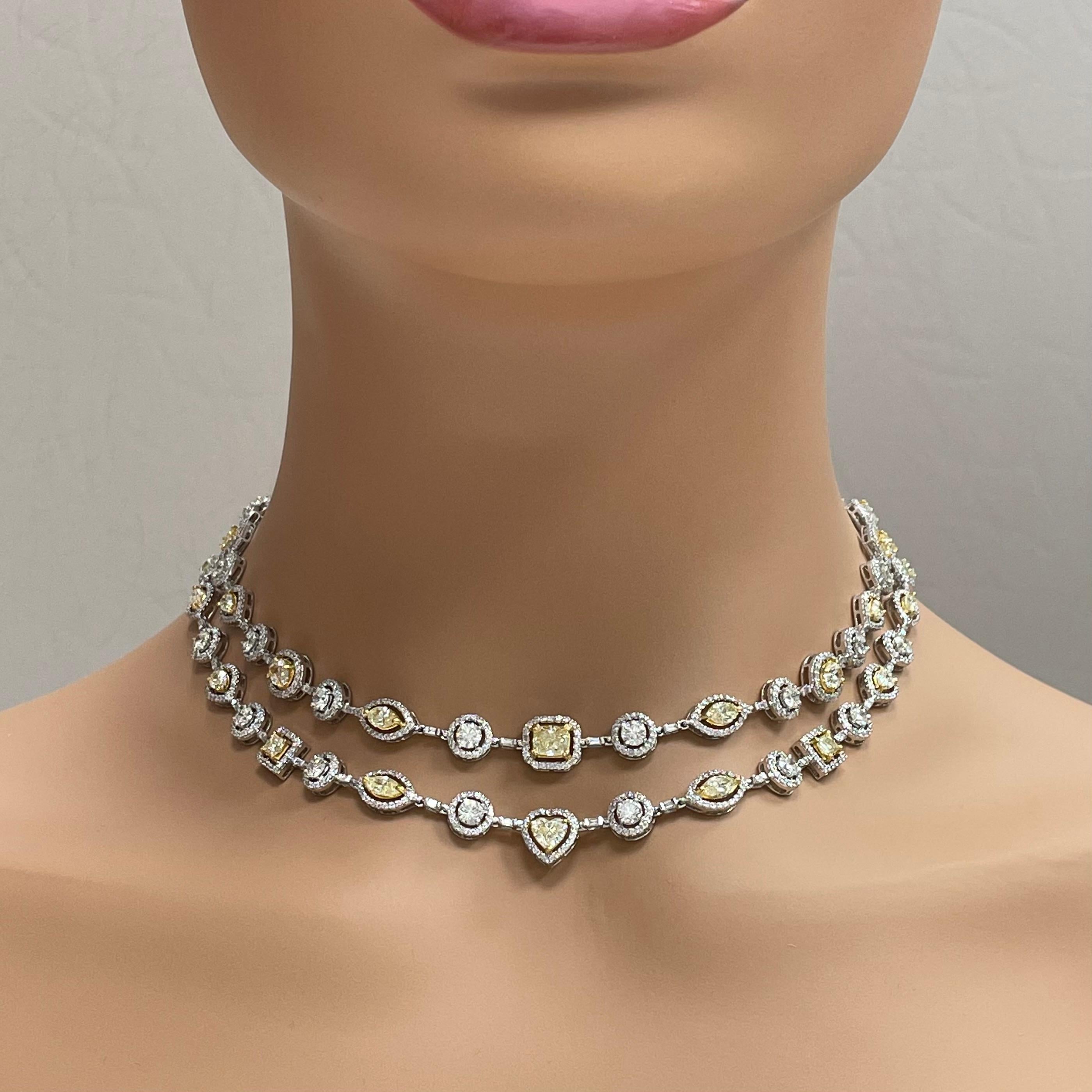 Die Beauvince Summer Yellow & White Diamond Necklace ist eine doppelreihige Halo-Halskette, die zart und extravagant ist. Es ist perfekt für einen Cocktail, eine Gala, eine Hochzeit oder den roten Teppich.

Diamanten-Formen: Kissen, Trilliant,