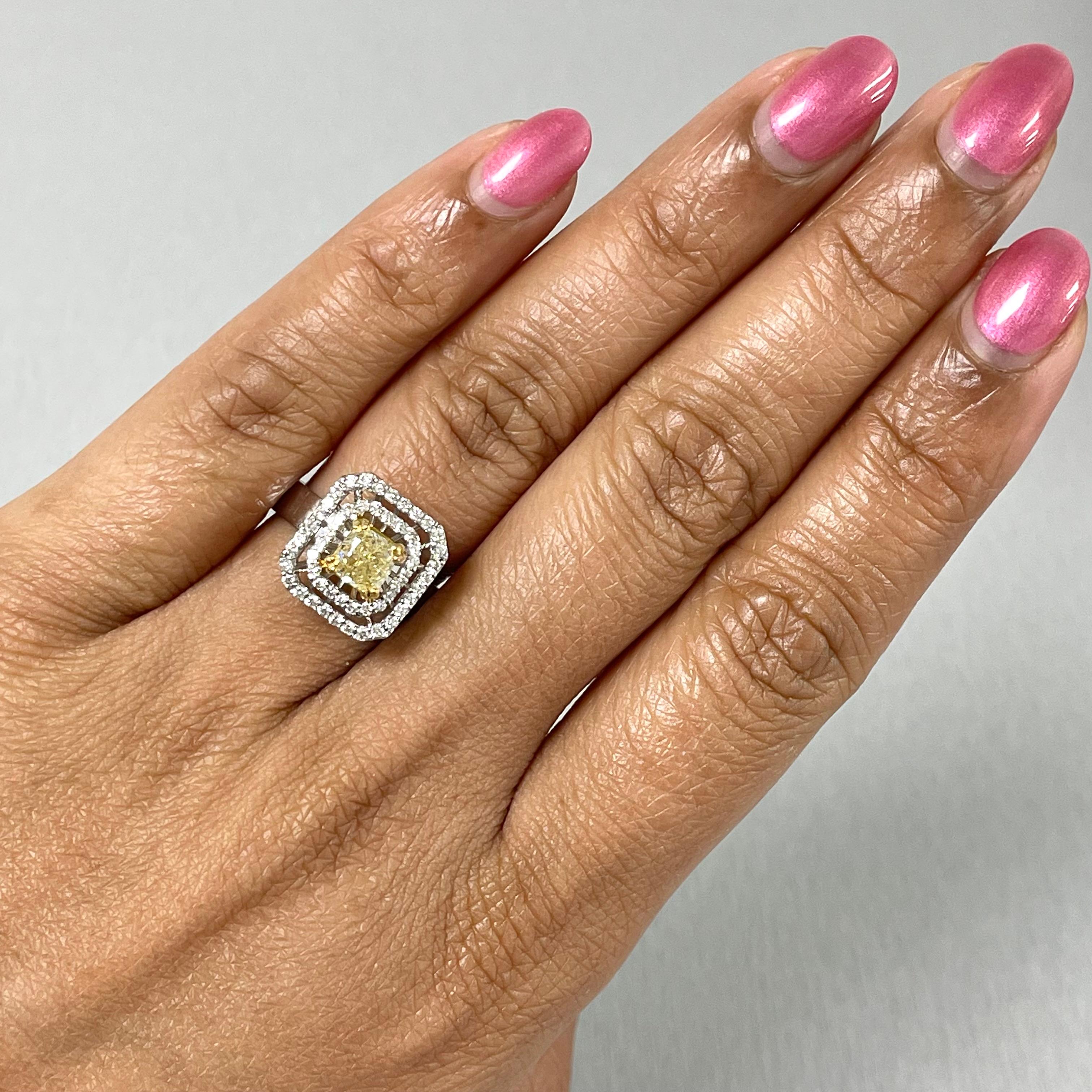 Taglio cuscino Anello Beauvince con solitario a cuscino giallo e diamante bianco a raggiera in oro bianco in vendita