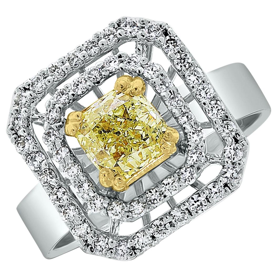 Beauvince Gelber Solitär im Kissenschliff und weißer Diamant Halo Ring aus Weißgold