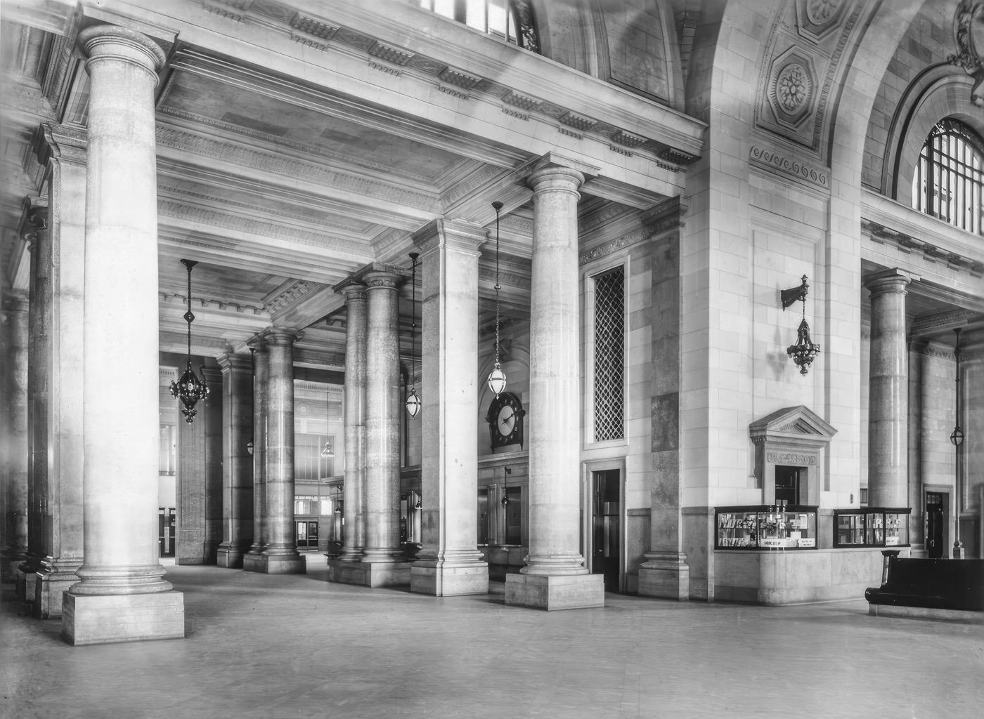 Beaux Arts Bronze eiförmiger Anhänger aus Michigan Central Station, Detroit im Angebot 7
