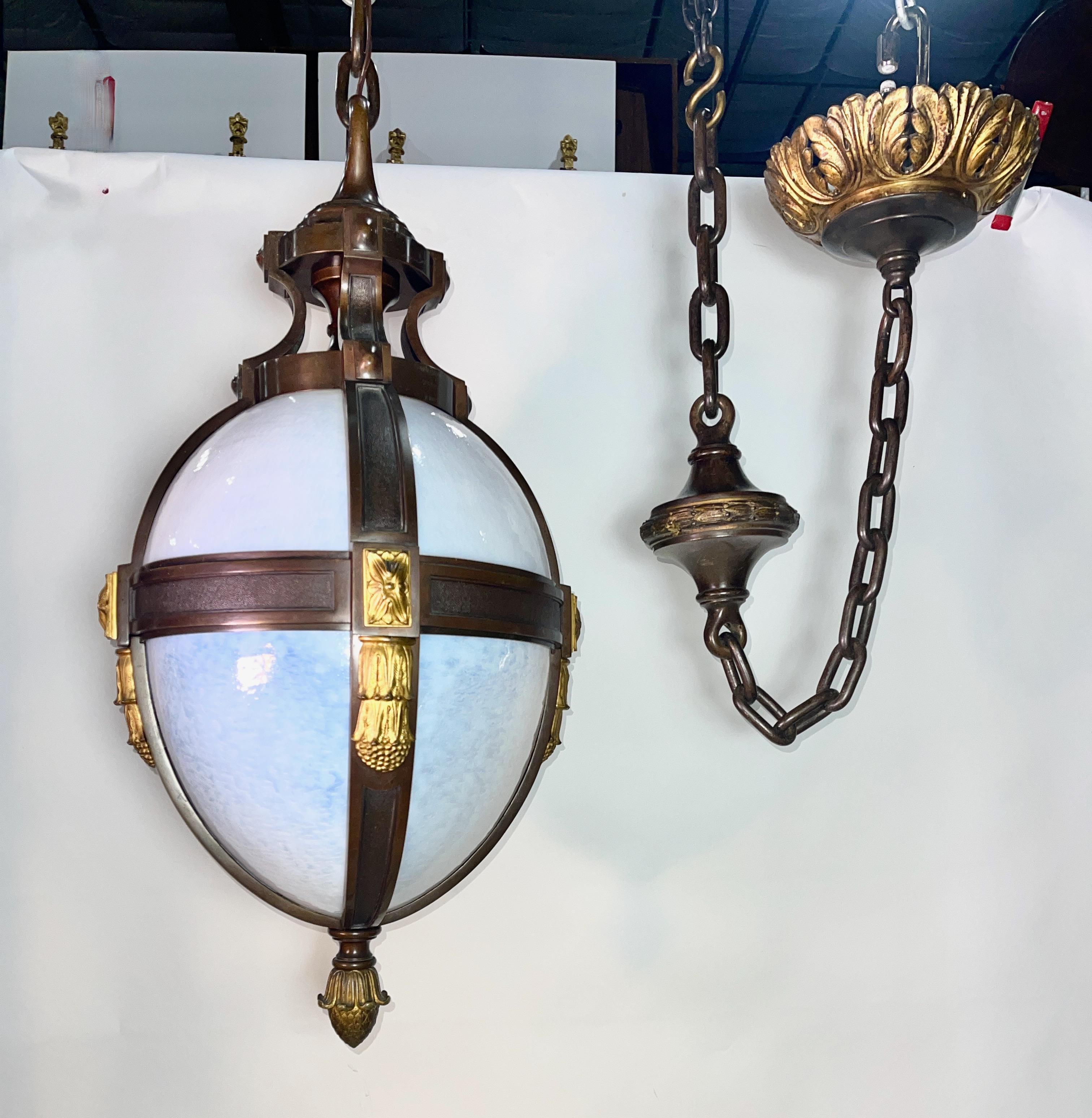 Opulente und majestätische eiförmige Pendelleuchte in Bronze mit Opalglas und vergoldeten Messingornamenten in Übergröße.
Dies wäre perfekt hängen in einem formalen Treppenhaus oder vorderen Eingangshalle stattlichen Haus. 
Diese Leuchte wurde um