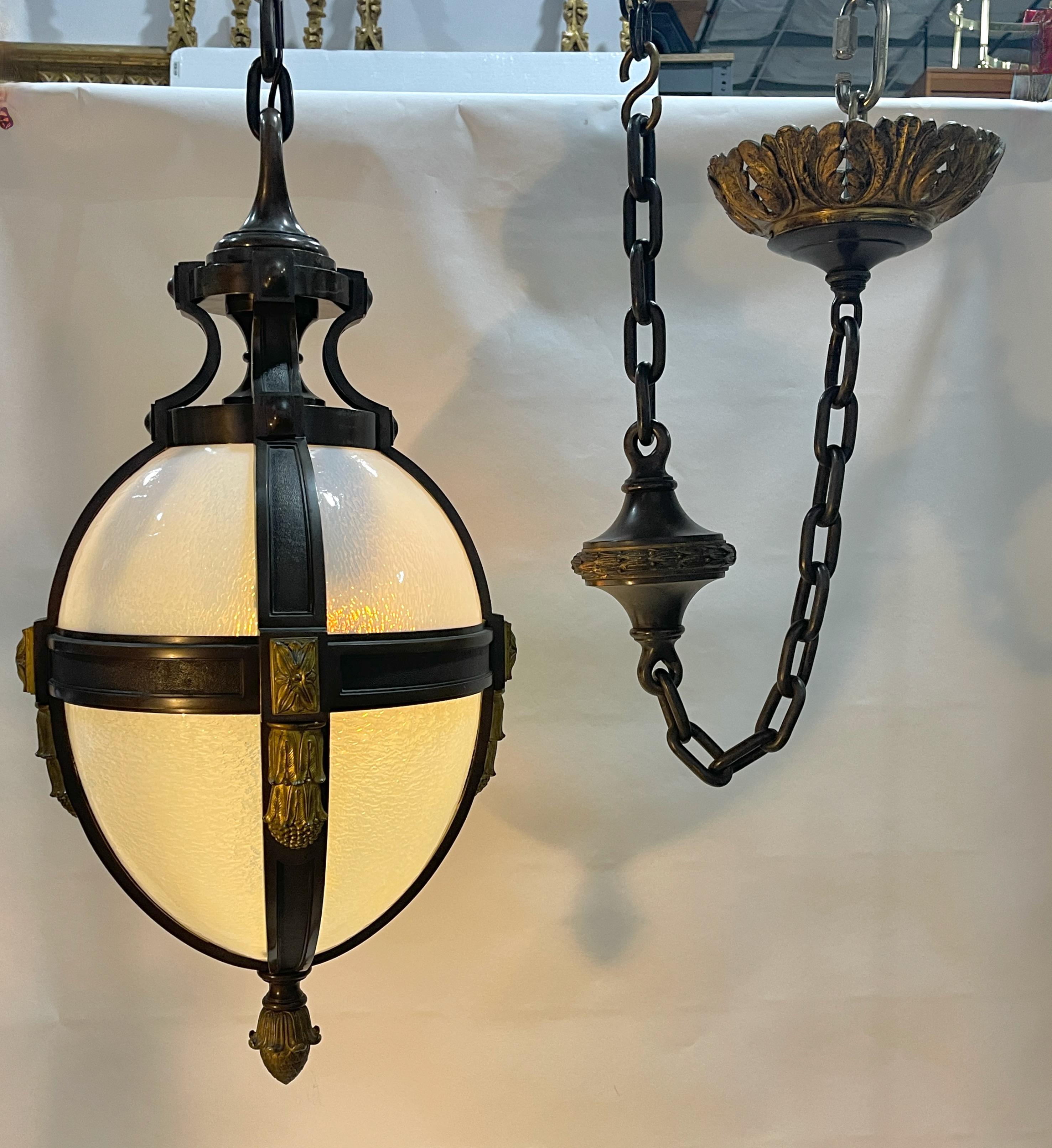 Beaux Arts Bronze eiförmiger Anhänger aus Michigan Central Station, Detroit (Vergoldet) im Angebot