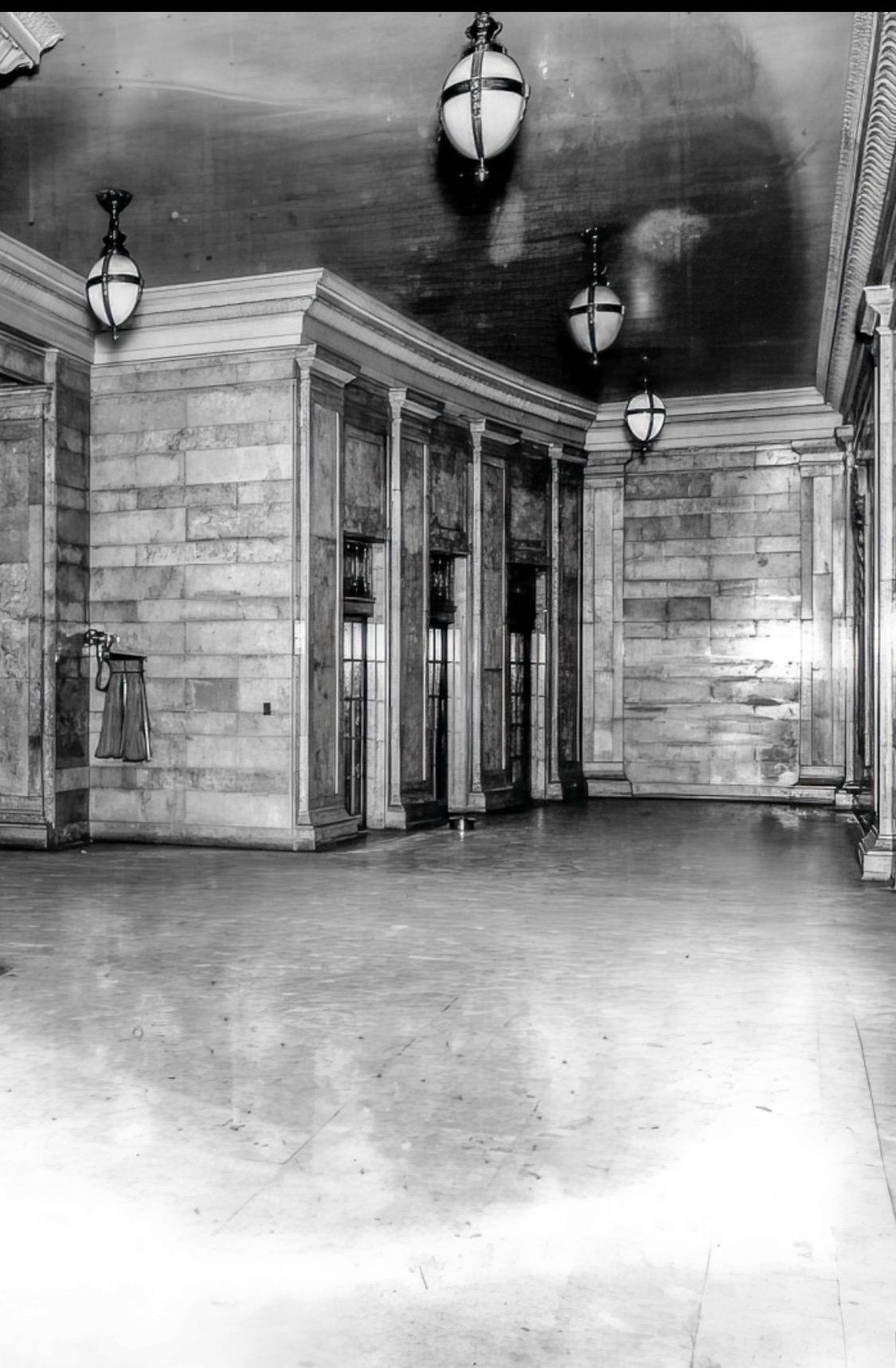 Beaux Arts Bronze eiförmiger Anhänger aus Michigan Central Station, Detroit im Zustand „Gut“ im Angebot in Hanover, MA