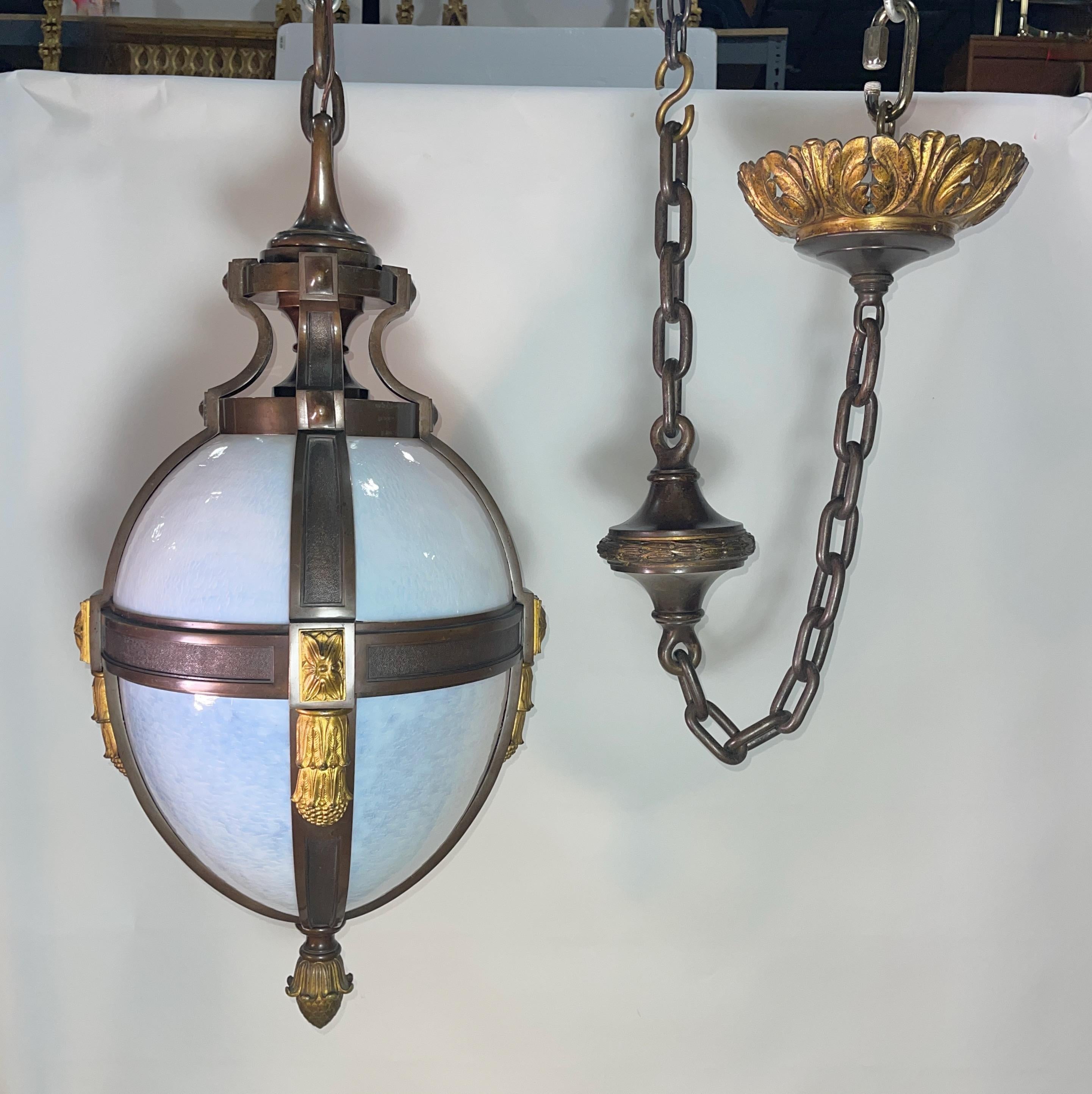 Beaux Arts Bronze eiförmiger Anhänger aus Michigan Central Station, Detroit (Opalglas) im Angebot