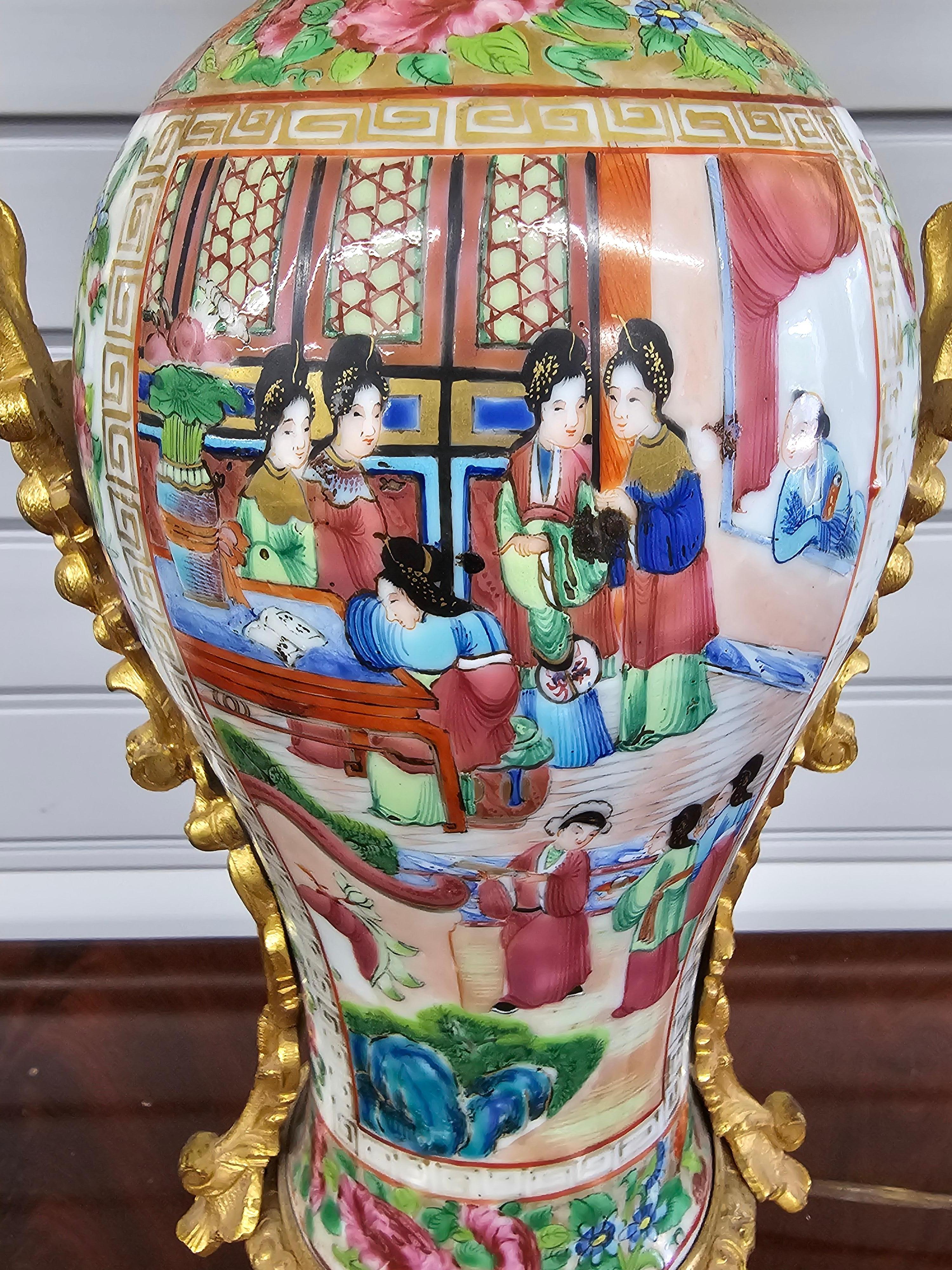 Beaux Arts Stil vergoldete Bronze chinesische Famille Rose Kanton Porzellan Vase als Lampe im Angebot 6