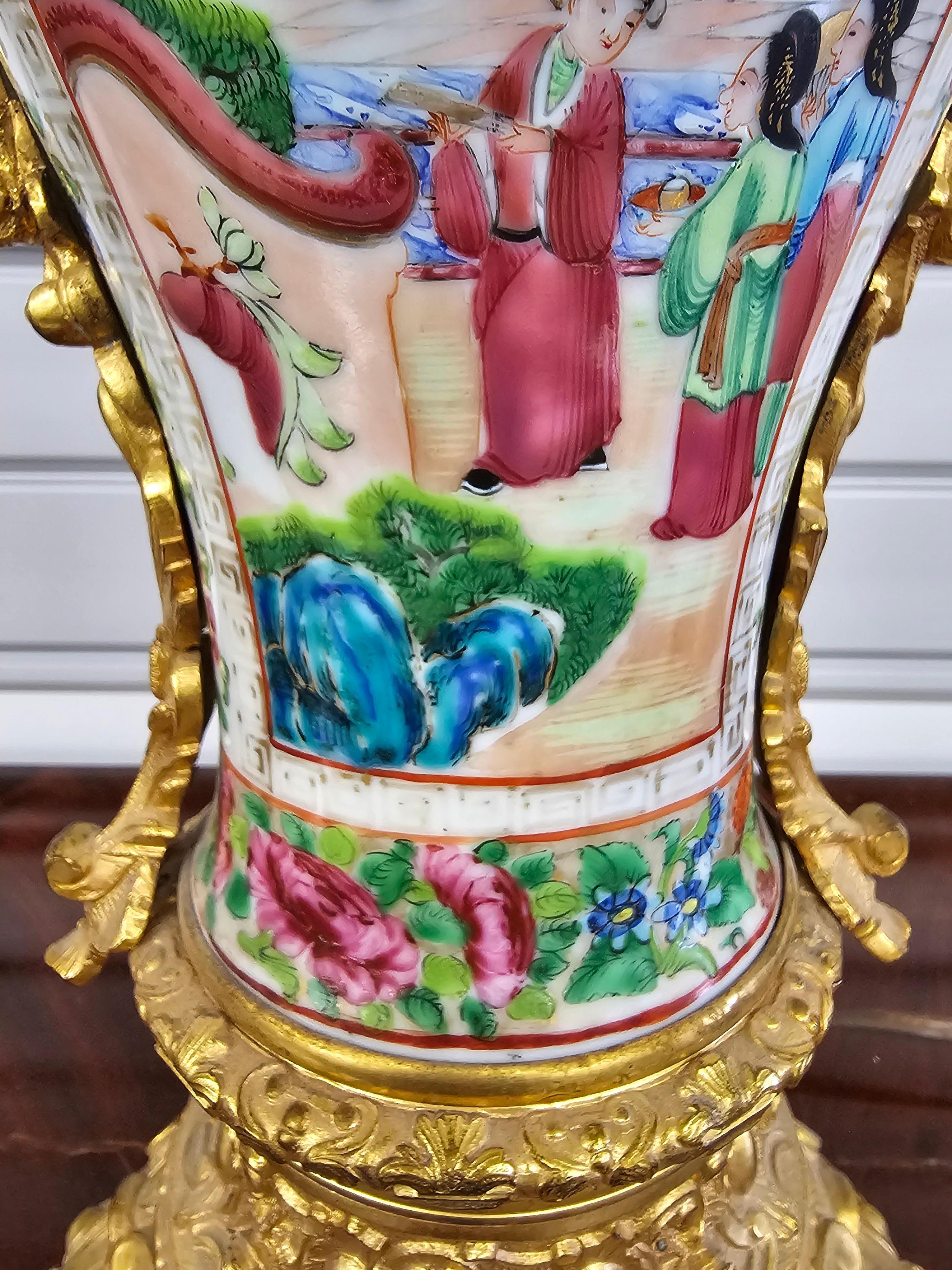 Beaux Arts Stil vergoldete Bronze chinesische Famille Rose Kanton Porzellan Vase als Lampe im Angebot 7
