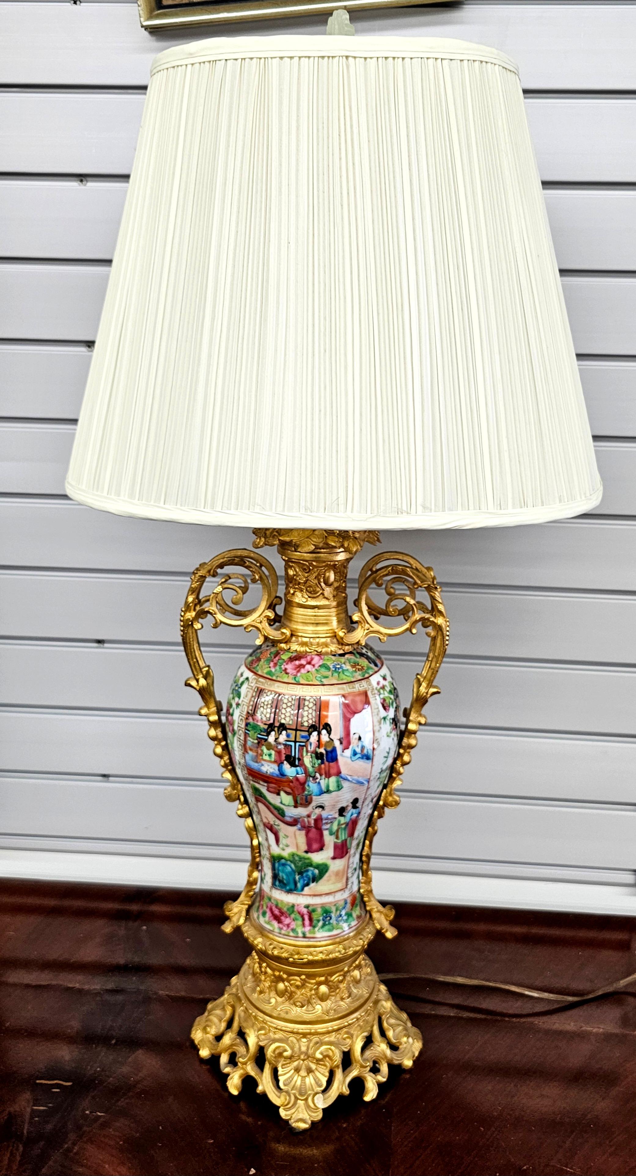 Beaux Arts Stil vergoldete Bronze chinesische Famille Rose Kanton Porzellan Vase als Lampe im Angebot 1