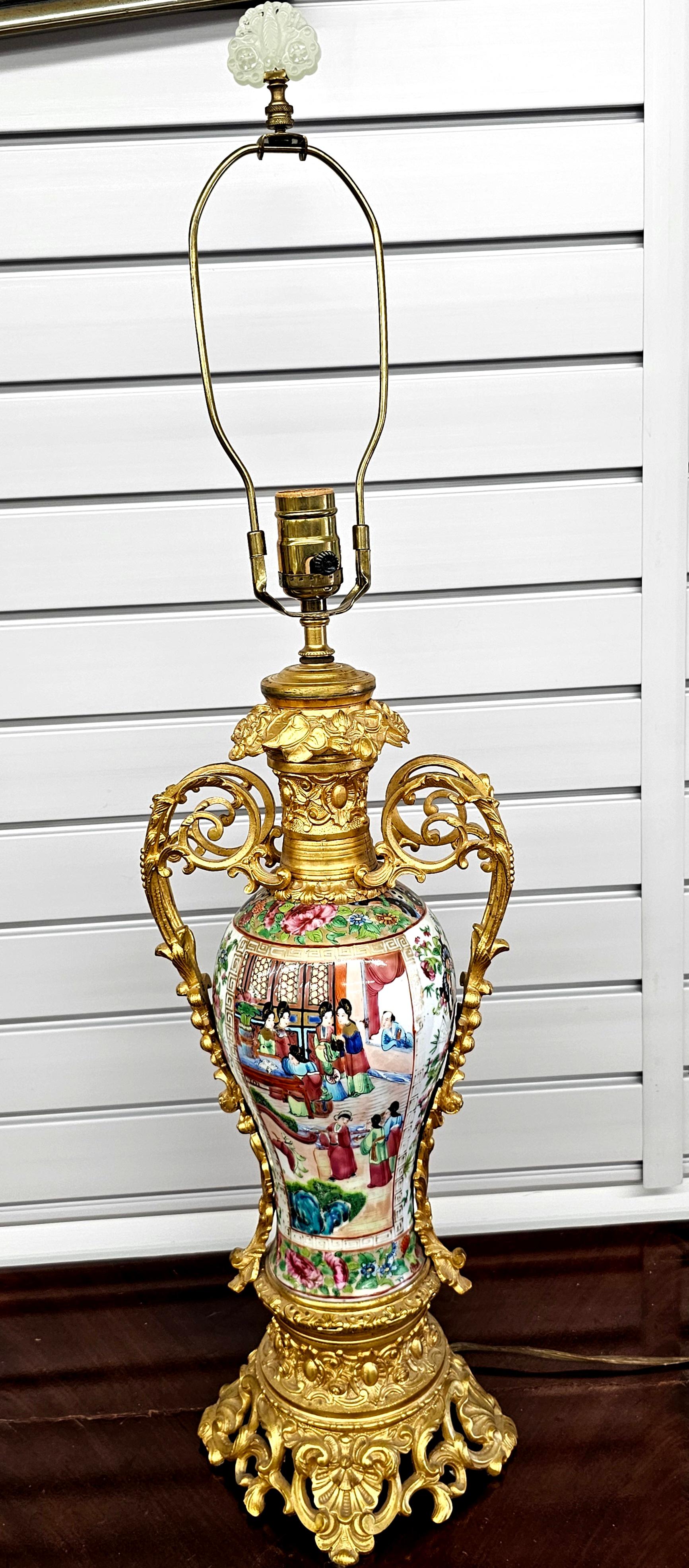 Beaux Arts Stil vergoldete Bronze chinesische Famille Rose Kanton Porzellan Vase als Lampe im Angebot 2