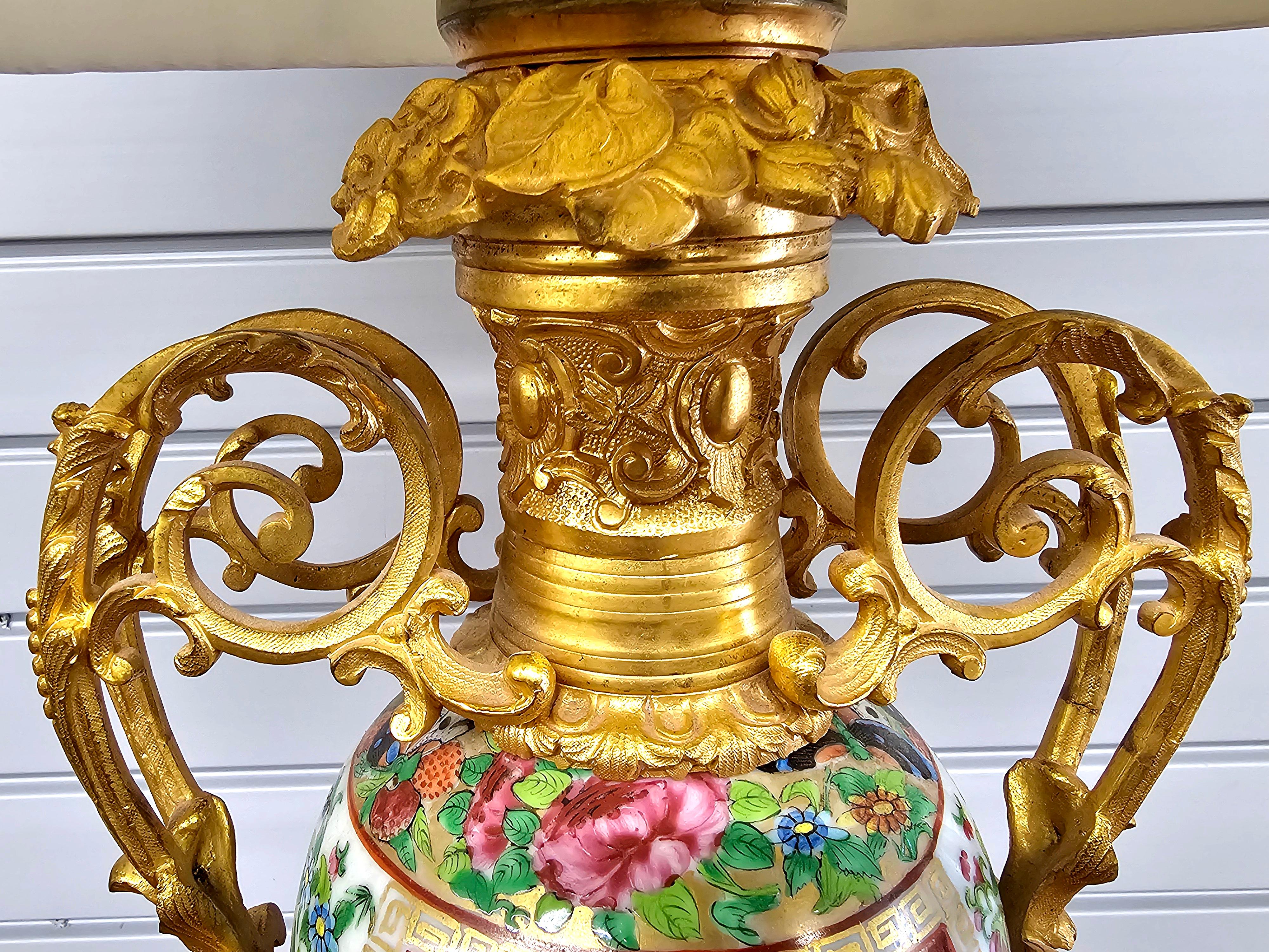 Beaux Arts Stil vergoldete Bronze chinesische Famille Rose Kanton Porzellan Vase als Lampe im Angebot 4