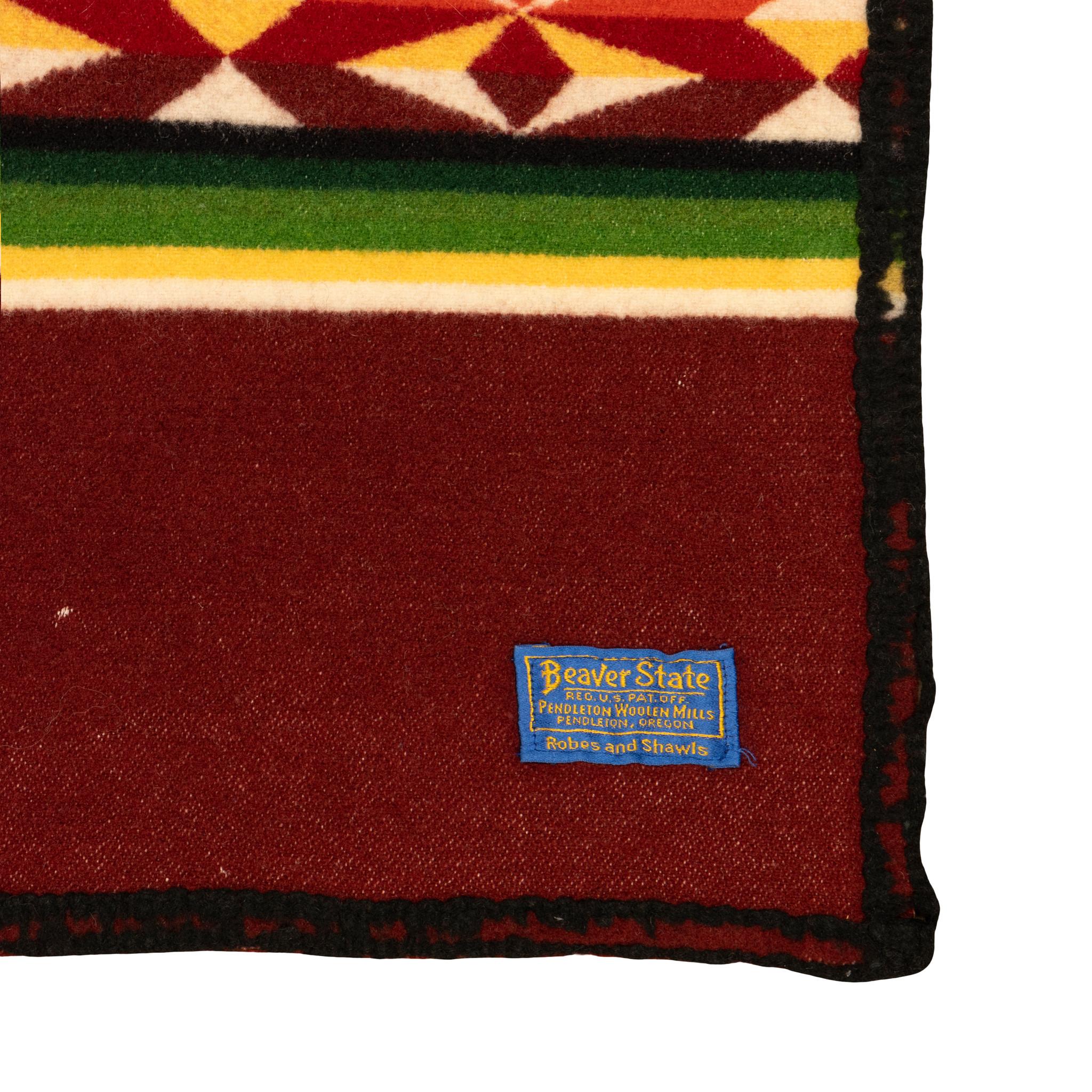Manta de comercio de lana de doble cara Beaver State/Pendleton con bordes ribeteados. Con etiqueta. Con brillantes colores granate, amarillo, naranja, verde y rojo. Diseño en bandas con motivos geométricos. Ideal para una casa de estilo suroeste o