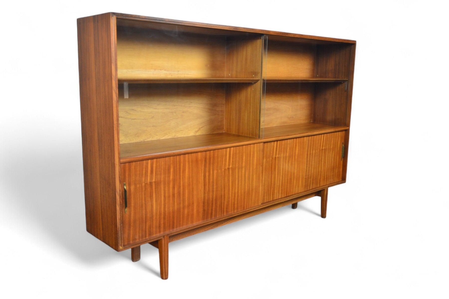 Origine: Inghilterra
Designer: Beaver and Tapley
Produttore: Beaver + Tapley
Epoca: anni '60
Materiali: Mogano, Vetro
Misure: 60
