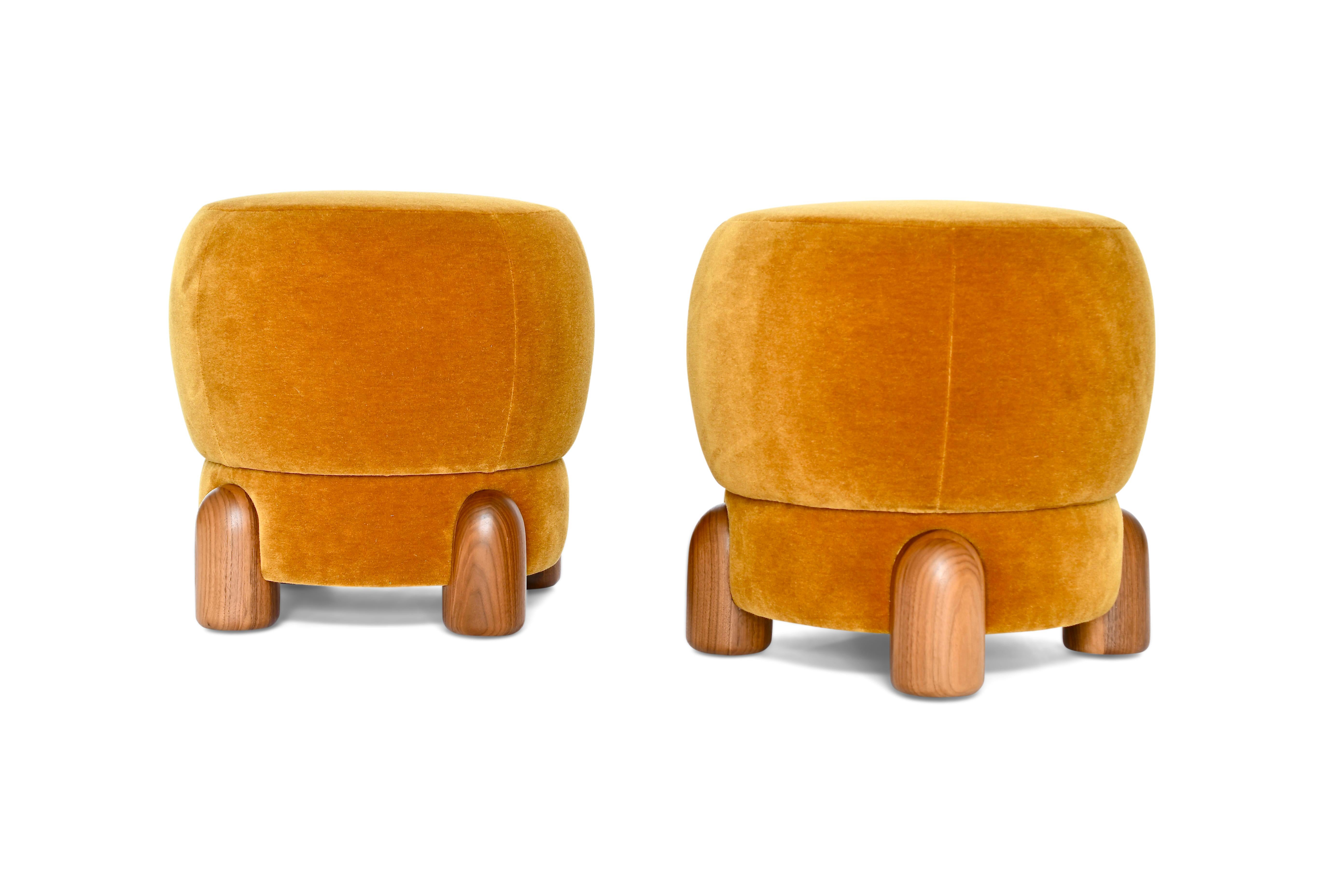 Avec son design épuré et ludique, le Pouf Bebop incarne le confort moderne et le design minimaliste. Destinée à éclairer l'ambiance de n'importe quelle pièce, cette silhouette est perchée sur quatre pieds sculptés en bois dur massif, célébrant