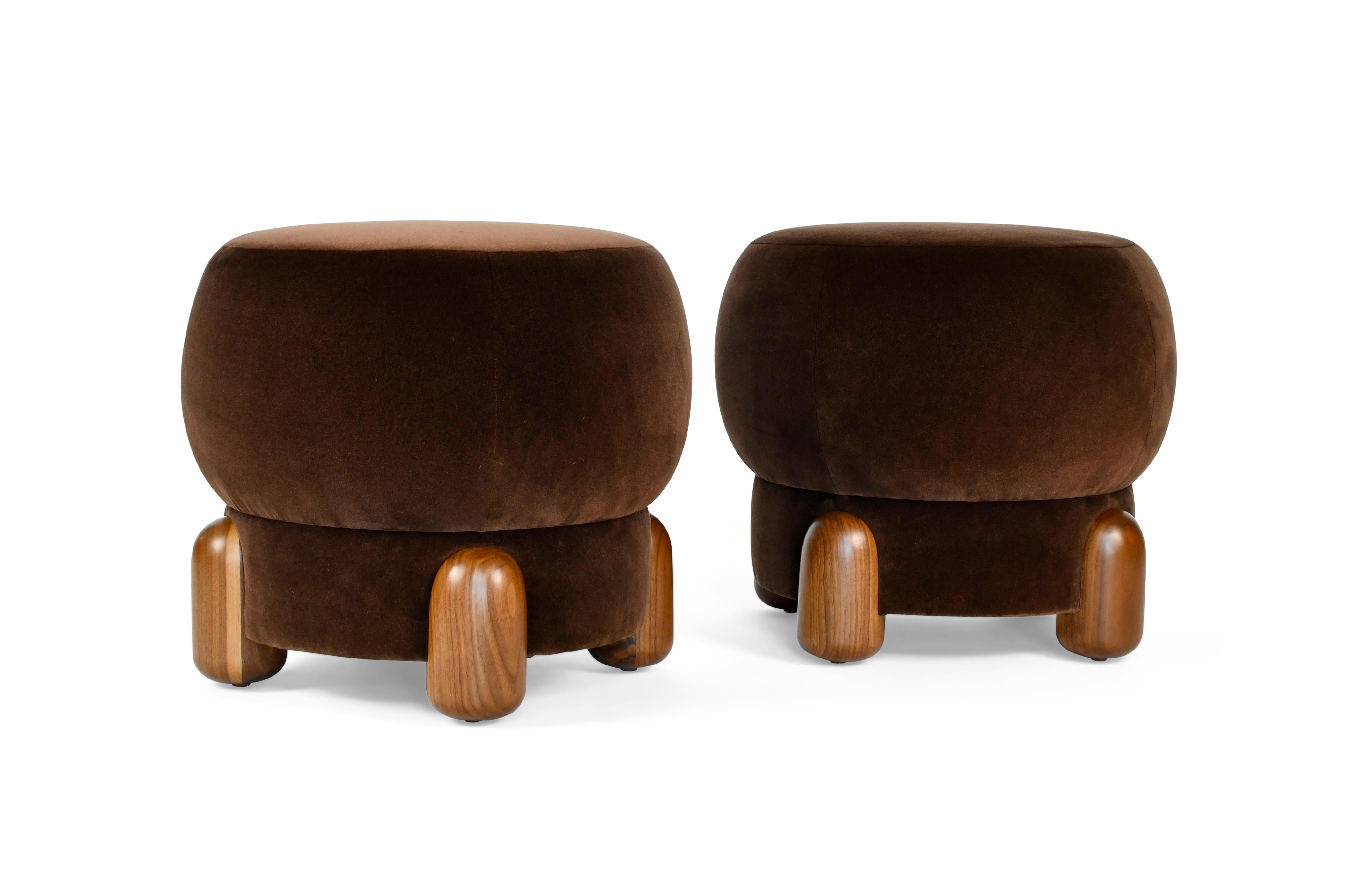 Der Bebop Pouf mit seinem schlichten und verspielten Design verkörpert modernen Komfort und minimalistisches Design. Die Silhouette ist dazu bestimmt, die Stimmung in jedem Raum zu erhellen. Sie steht auf vier geschnitzten Beinen aus massivem