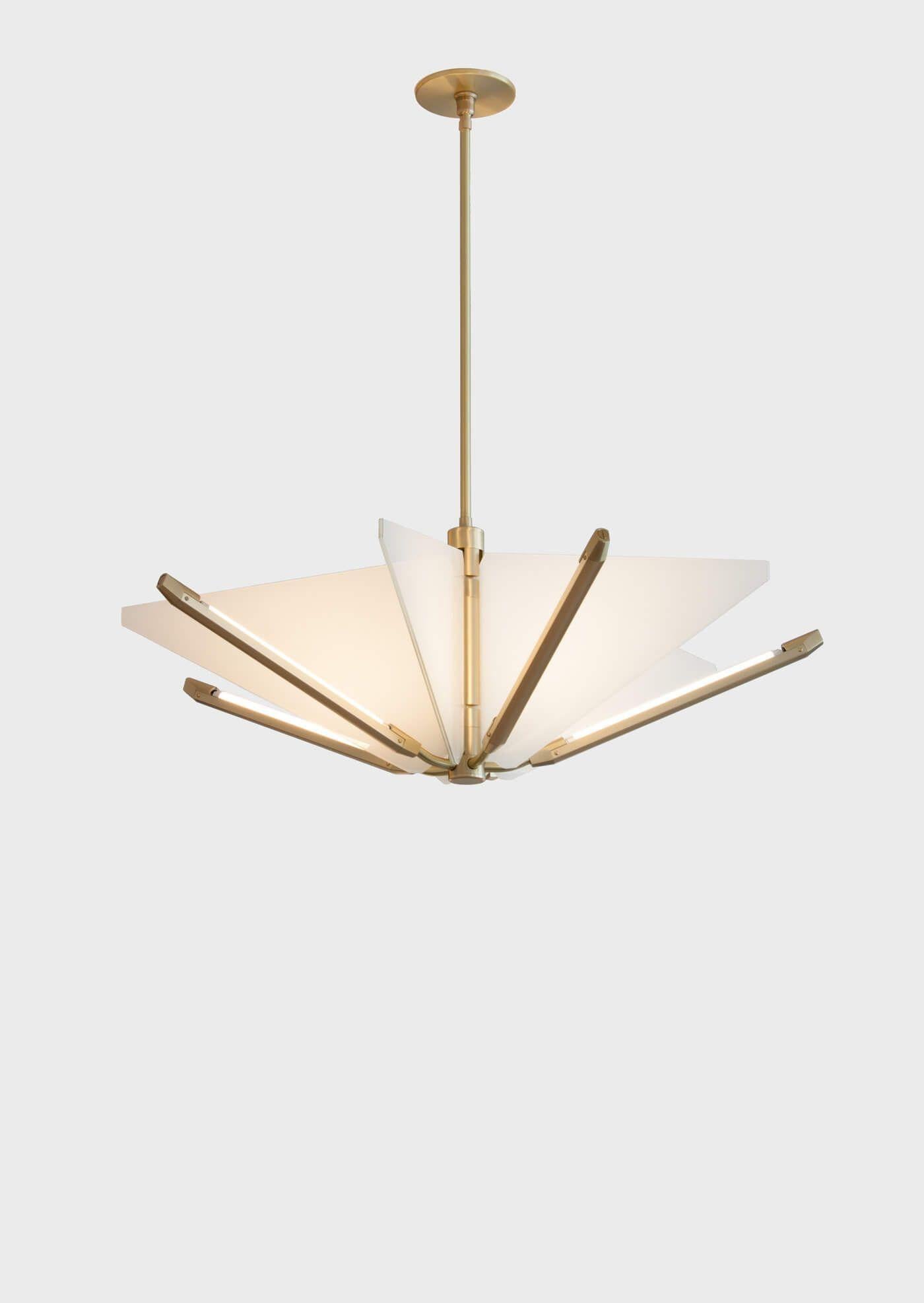 Echo utilise les ailettes d'un miroir rayonnant à partir d'un axe central pour réfléchir des faisceaux de lumière. Les tubes LED sont tournés vers l'intérieur pour rebondir sur le verre ; la lumière est à la fois adoucie et multipliée. Également