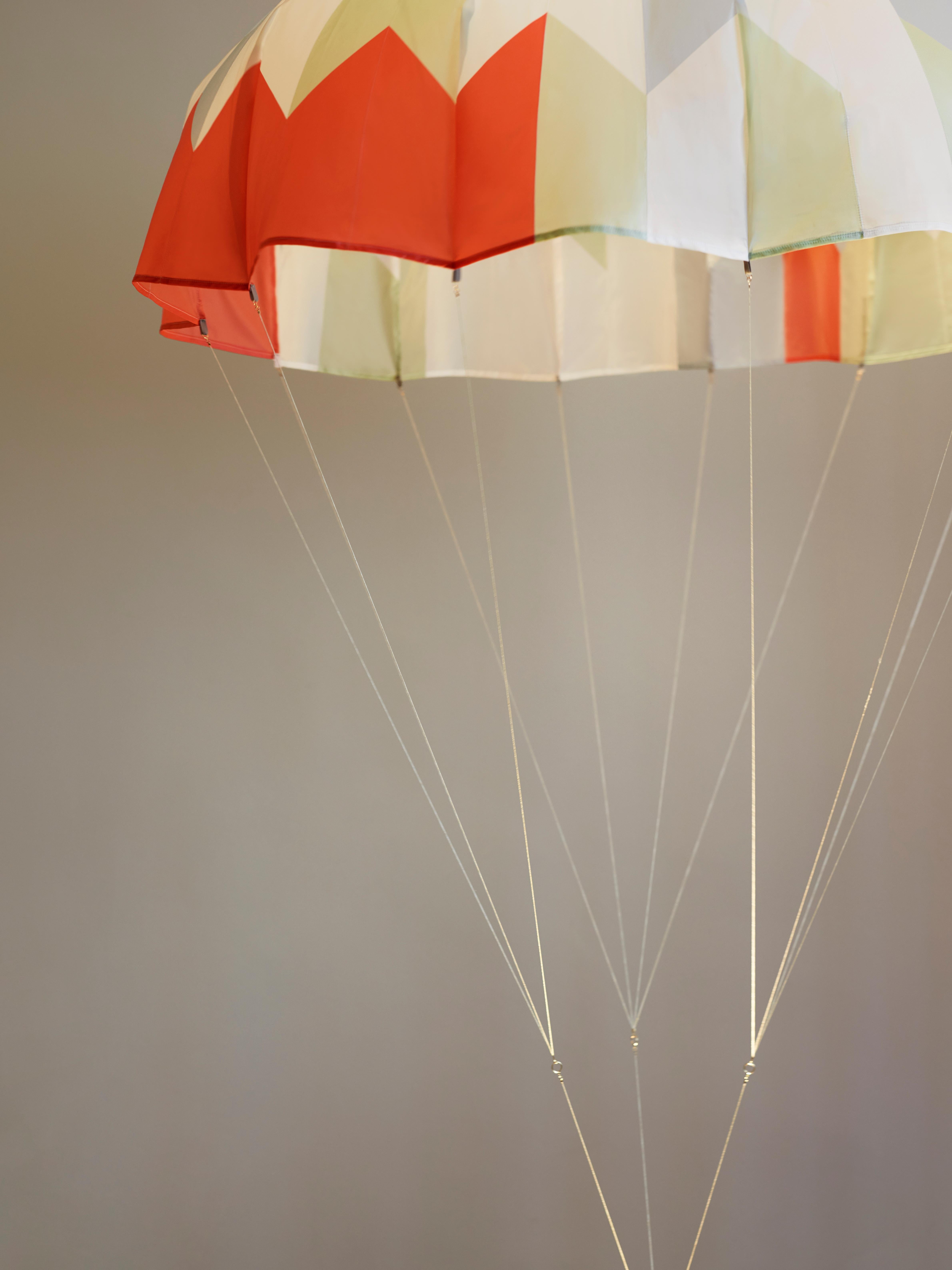 Parachute-Stehleuchte „Florence 1“ von Bec Brittain (Geschwärzt) im Angebot