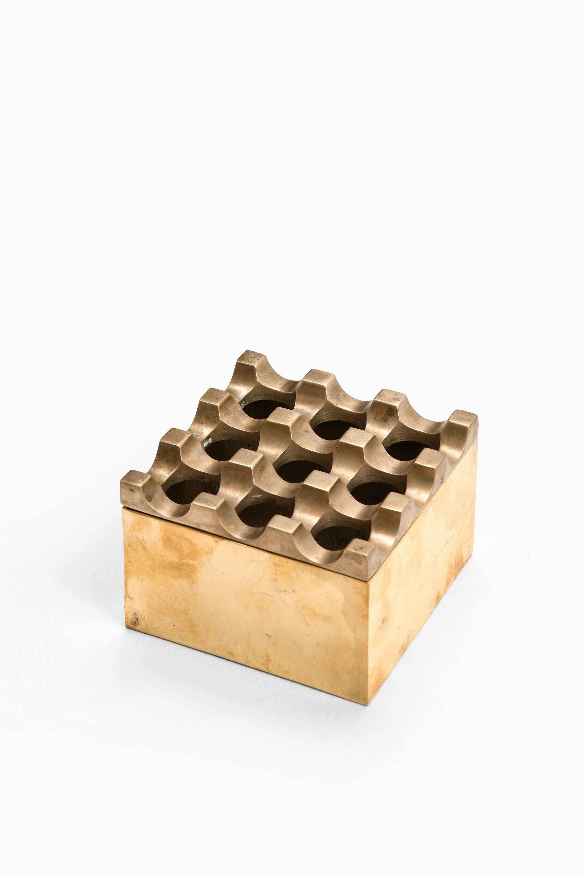 Beck & Jung Messing-Aschenbecher Ultima von Holger Bäckström und Bo Ljungberg

Zusätzliche Informationen:
MATERIAL: Messing
Stil: Skandinavisch
Hergestellt in Dänemark für Diverse Ting in Malmö, Schweden
Abmessungen (B x T x H): 9,5 x 9,5 x 6,5 cm