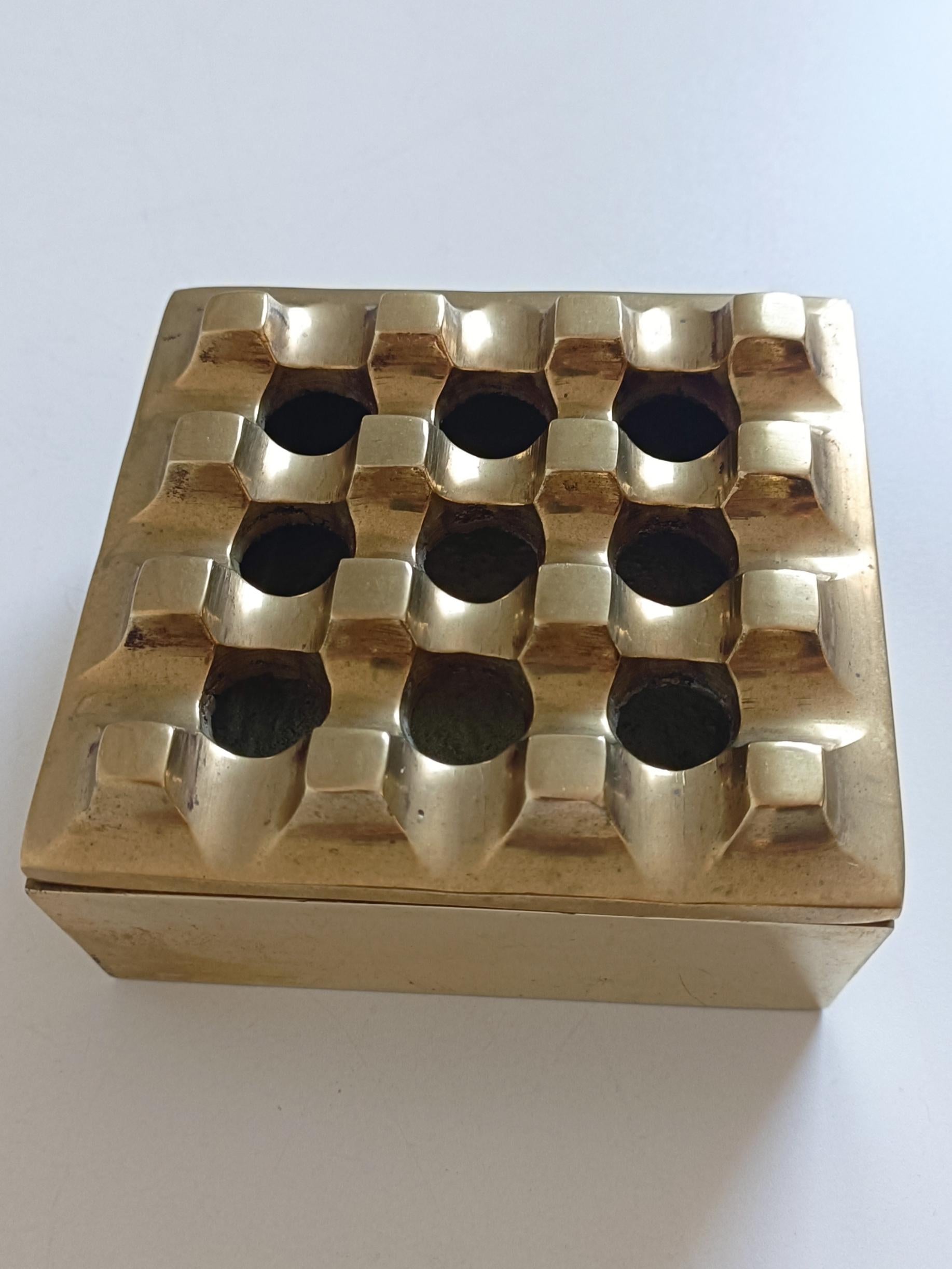 The Beck & Jung Ultima 15 ashtray is a striking example of Post-Modern design by Swedish duo Holger Bäckström and Bo Ljungberg. 

Made from bronze with clean, geometric lines, it reflects the bold, unconventional aesthetic of its era. 

Produced in