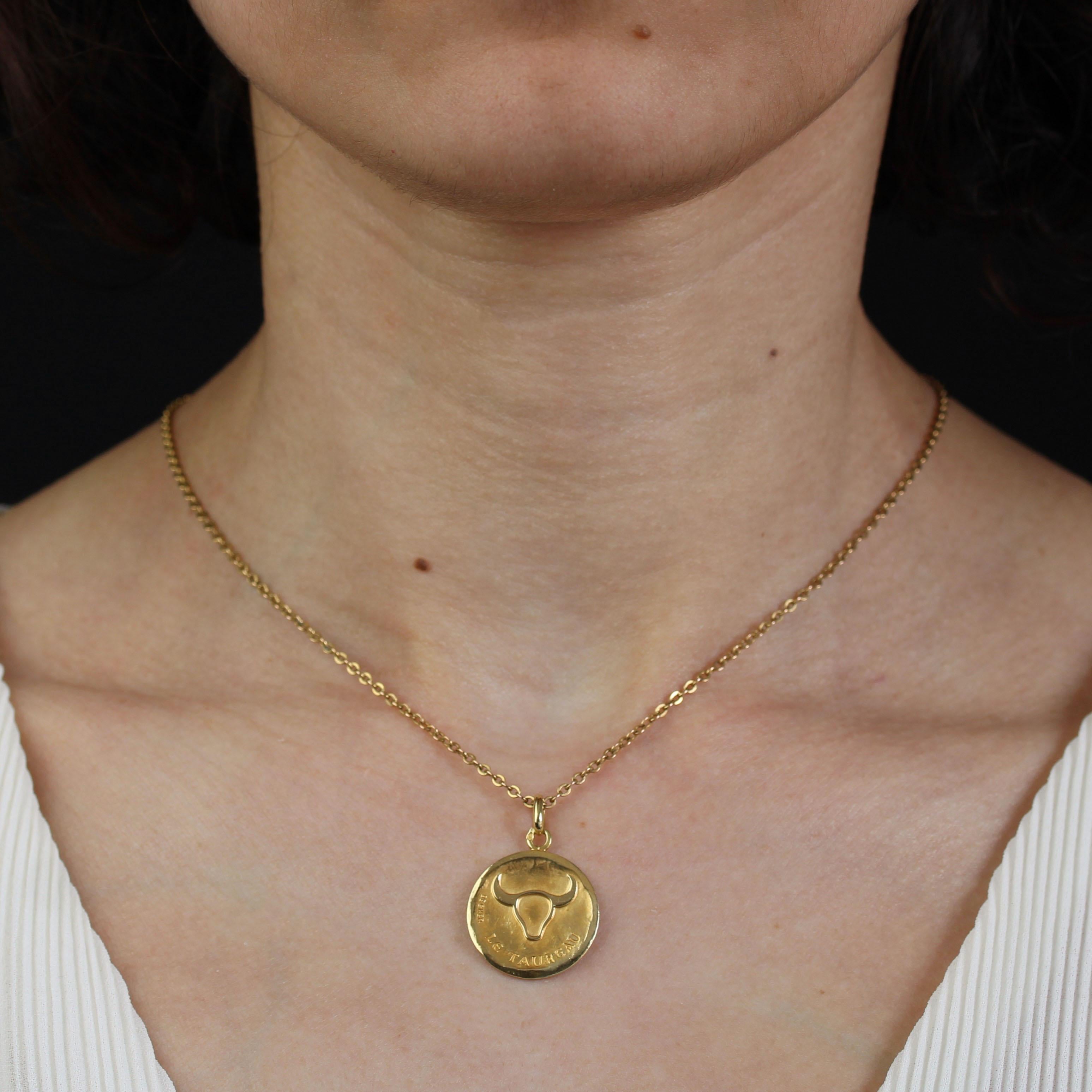Medal in 18 karat yellow gold.
Signed Becker, this medal features the zodiac sign of Taurus on one side, and a bull with the word “taurus” on the other.
Pendant sold alone without its chain of presentation.
Height : 2.7 cm approximately, width at