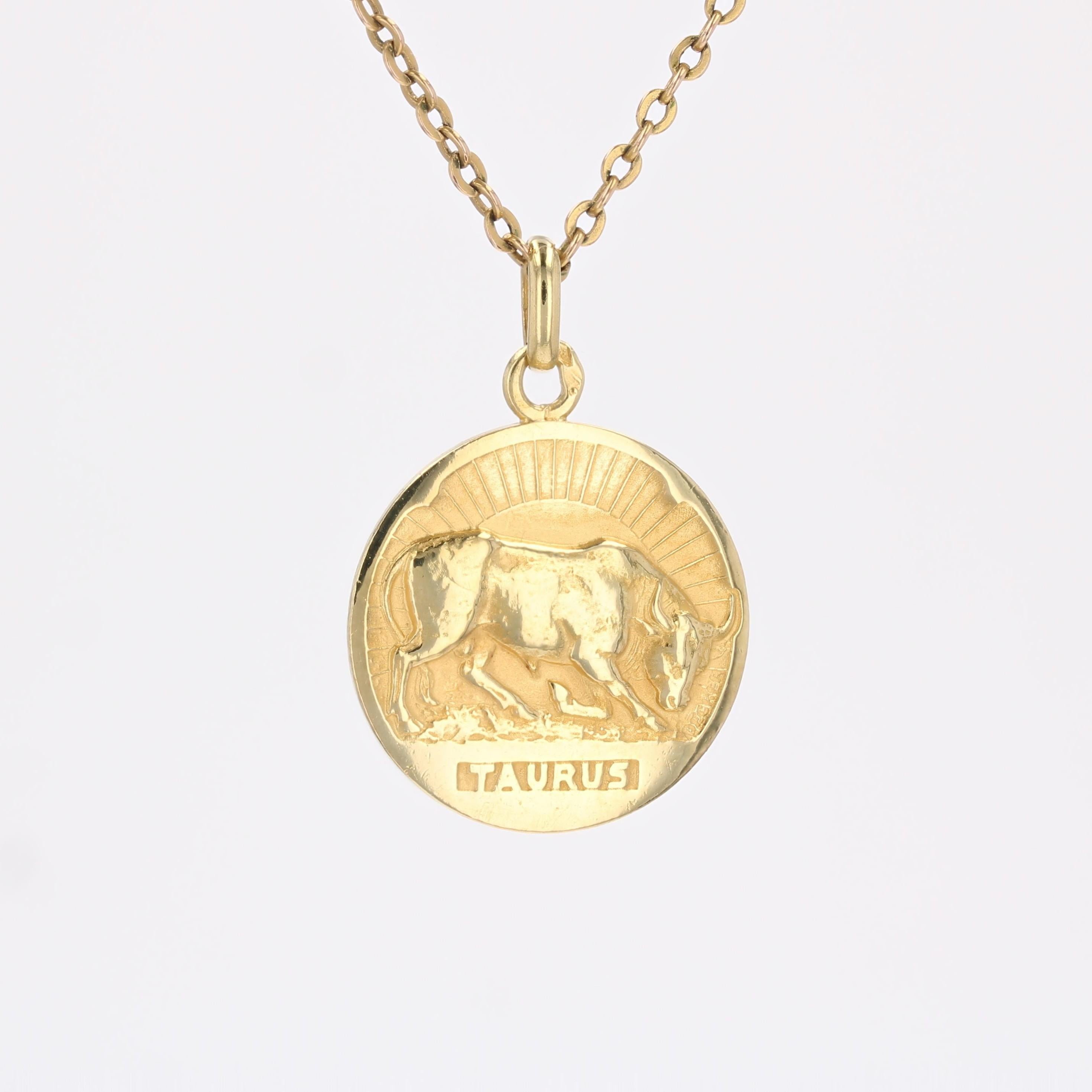 Becker French 20th Century 18 Karat Yellow Gold Taurus Medal Pendant In Good Condition For Sale In Poitiers, FR