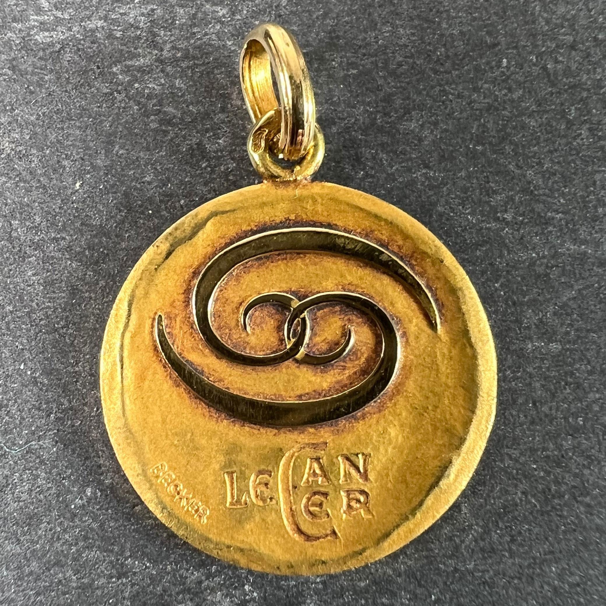 Ein französischer Anhänger aus 18-karätigem (18K) Gelbgold, der das Zodiac-Sternzeichen Krebs als astrologisches Symbol für das Zeichen in poliertem Gold auf einem mattgoldenen, konvexen, vertieften Sockel darstellt, mit der Aufschrift 