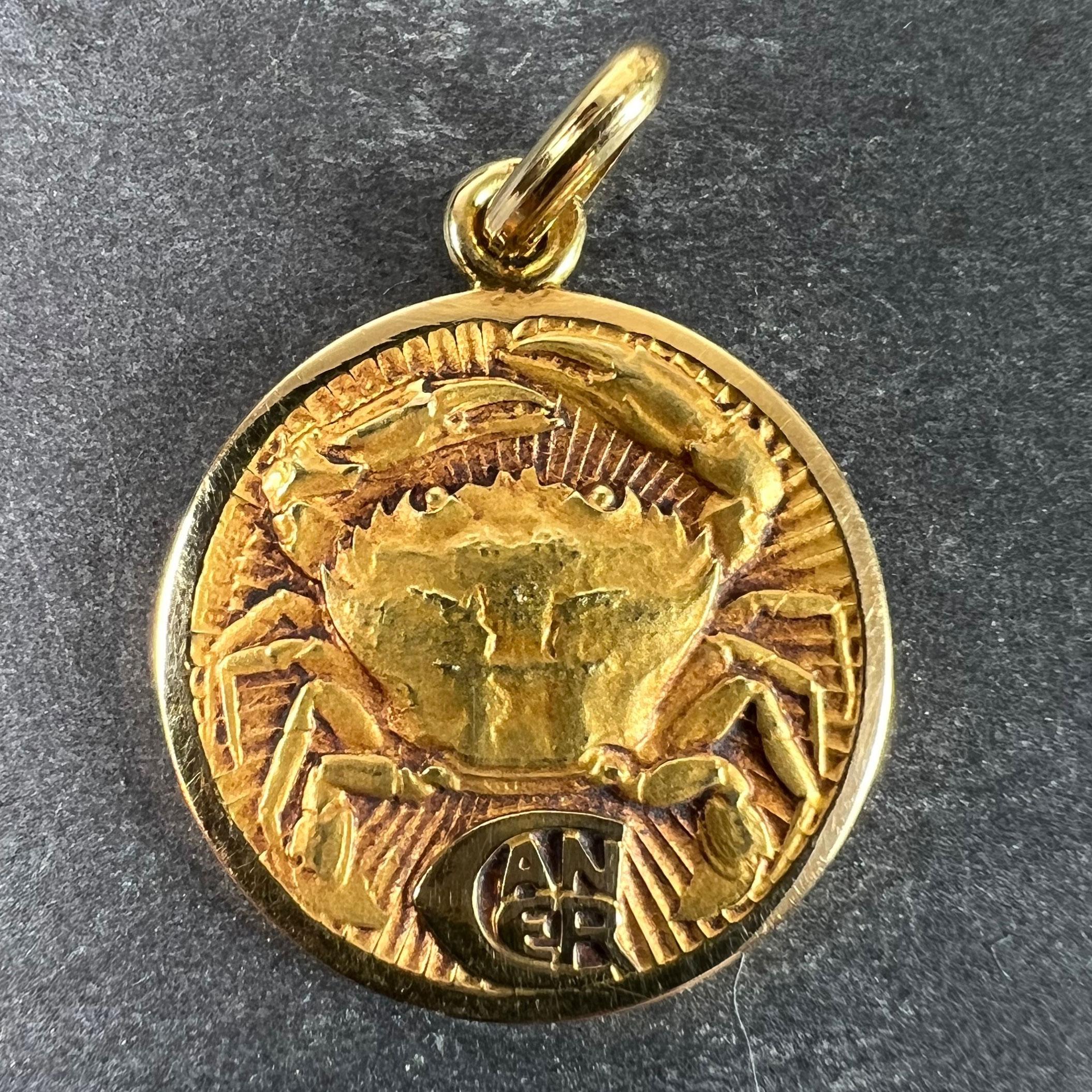 Becker French Zodiac Cancer Sternzeichen 18K Gelbgold Charm-Anhänger im Zustand „Gut“ im Angebot in London, GB