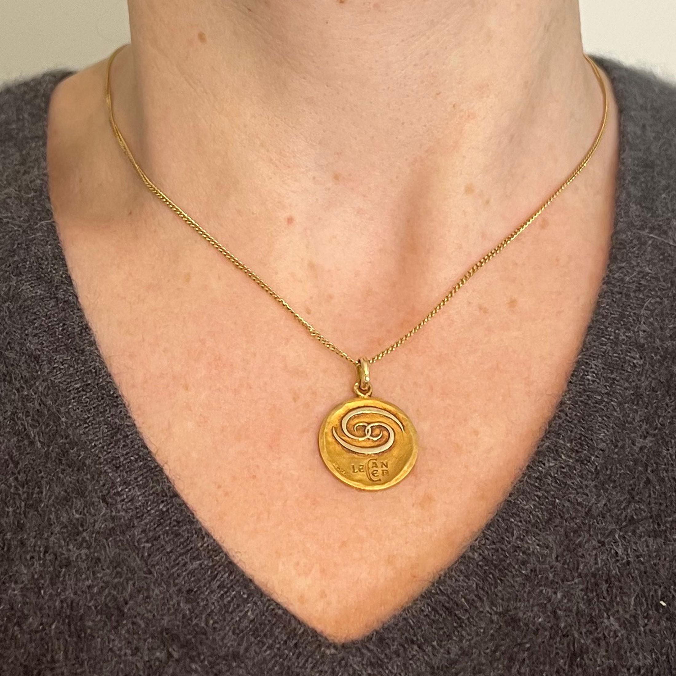 Becker French Zodiac Cancer Sternzeichen 18K Gelbgold Charm-Anhänger für Damen oder Herren im Angebot
