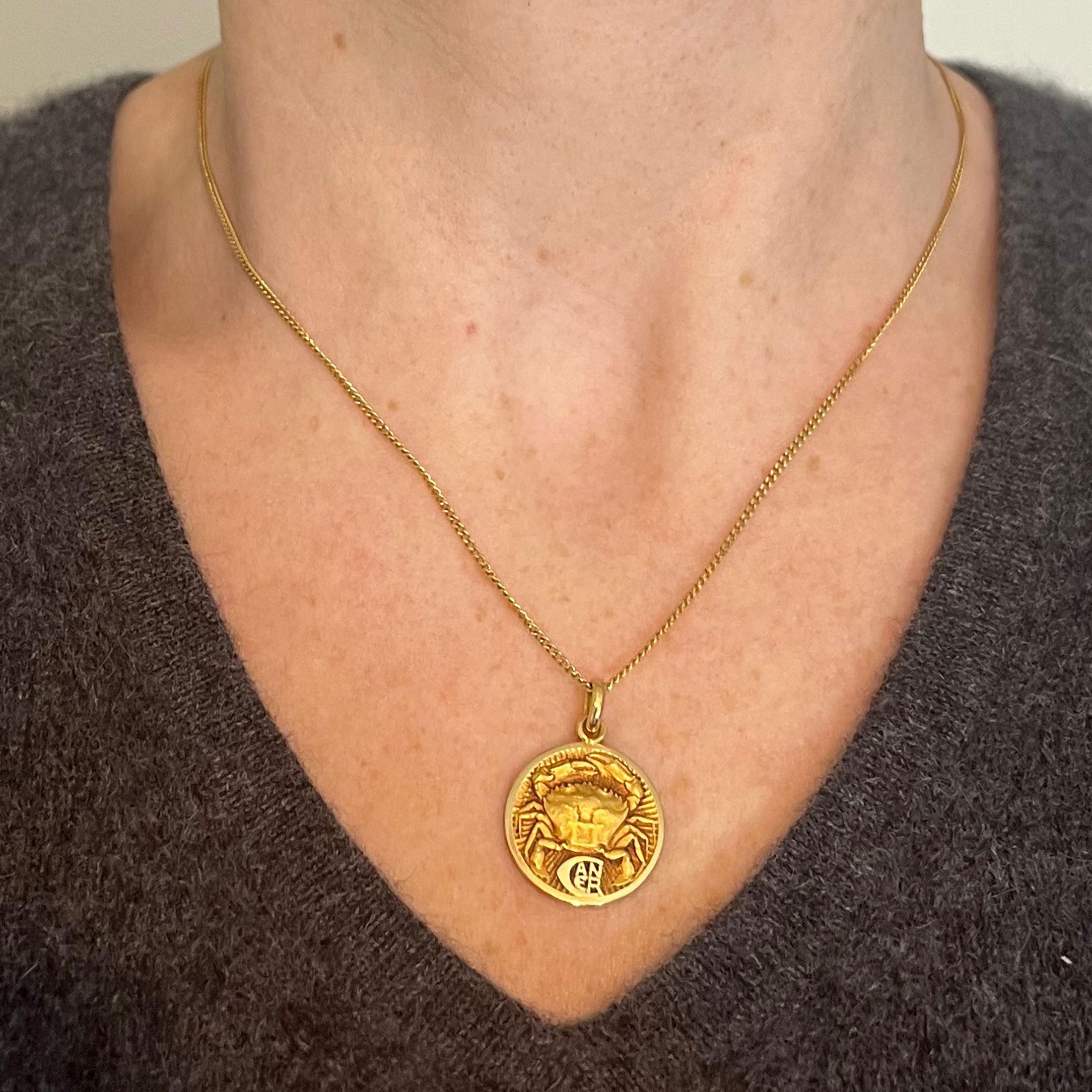 Becker French Zodiac Cancer Sternzeichen 18K Gelbgold Charm-Anhänger im Angebot 1