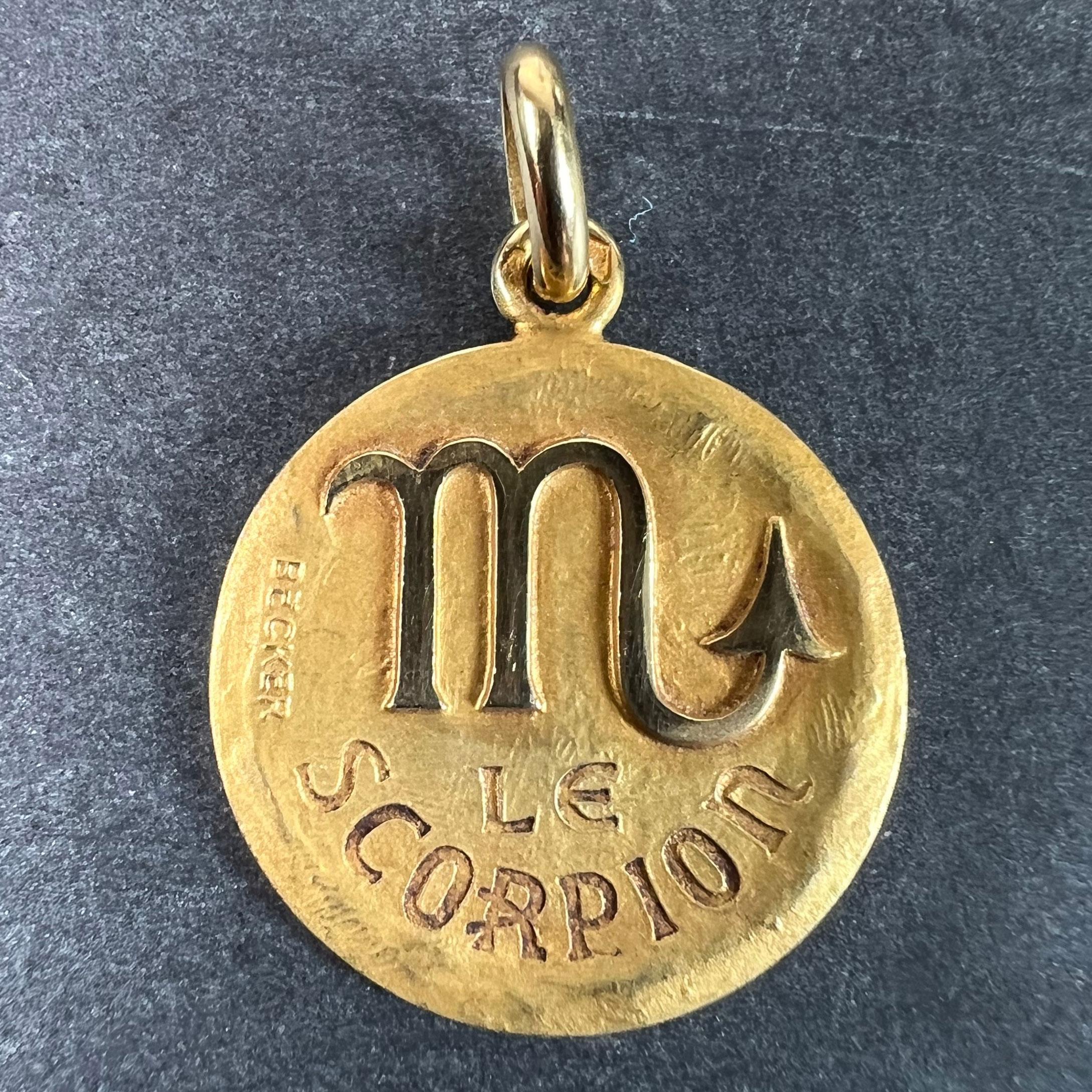 Pendentif à breloques en or jaune 18 carats (18K) représentant le signe astrologique du Zodiac, le Scorpion, en or poli sur une base convexe en creux en or mat, avec la phrase 