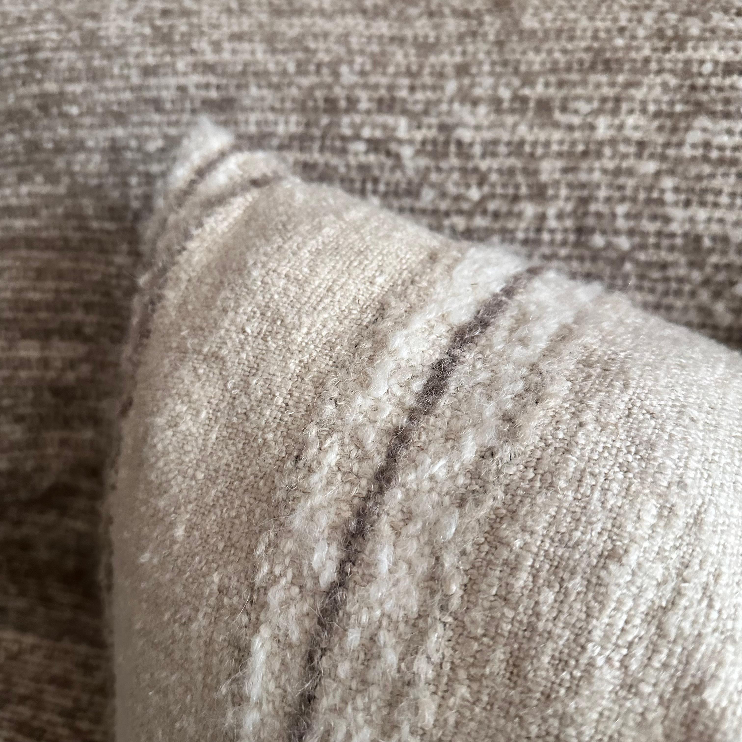 Coussin à rayures lombaires Becker en lin et laine tissés avec insert de plumes de duvet Neuf - En vente à Brea, CA
