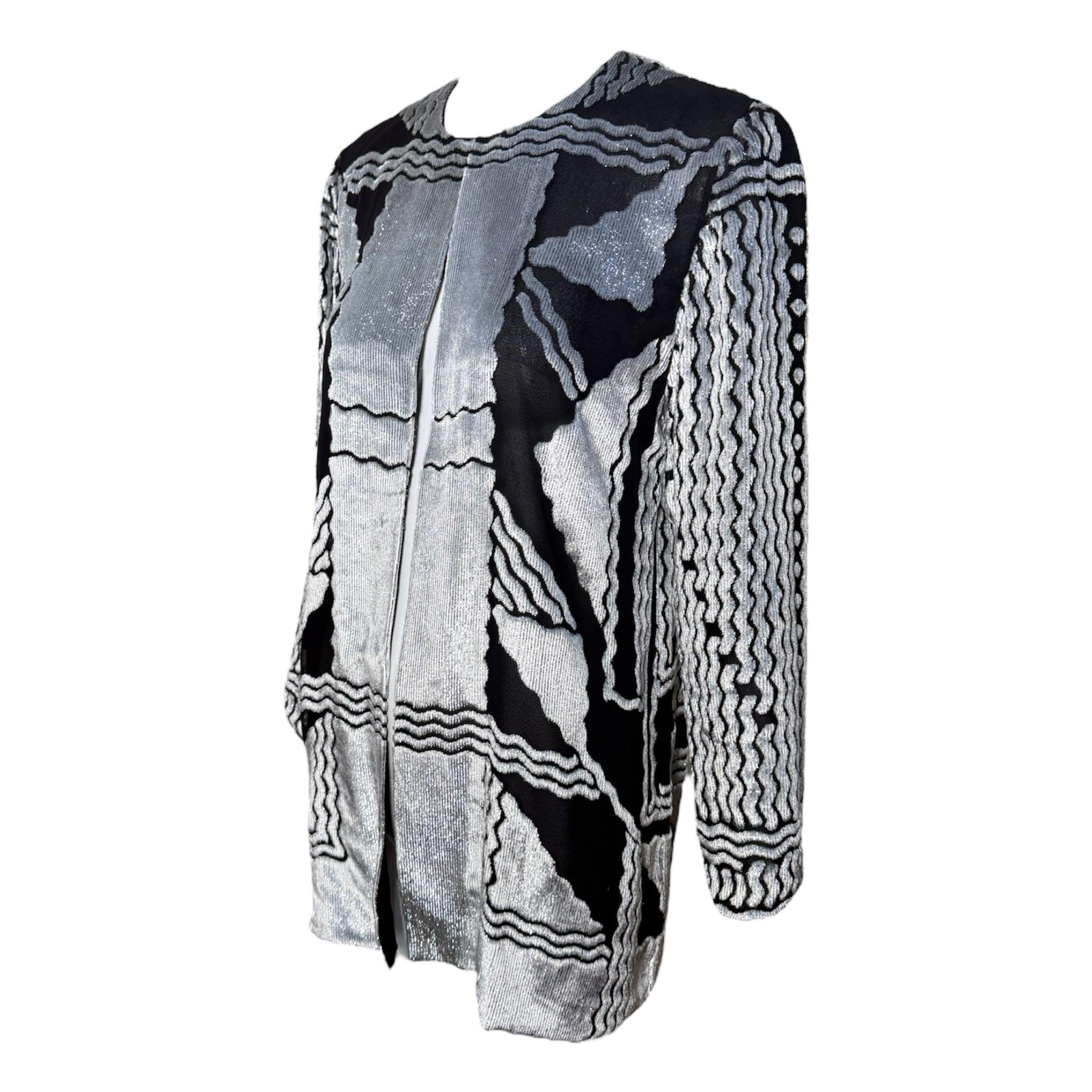 Becky Bisoulis Luxe Silver Devoré Velvet Deco Bluse aus den 1980er Jahren. Silberner Samt mit Metallfäden. Geometrisches Motiv aus beflocktem Samt auf schwarzem Seidenchiffon. Halbtransparent. Einzelhakenverschluss im Nacken. Zart, raffiniert und