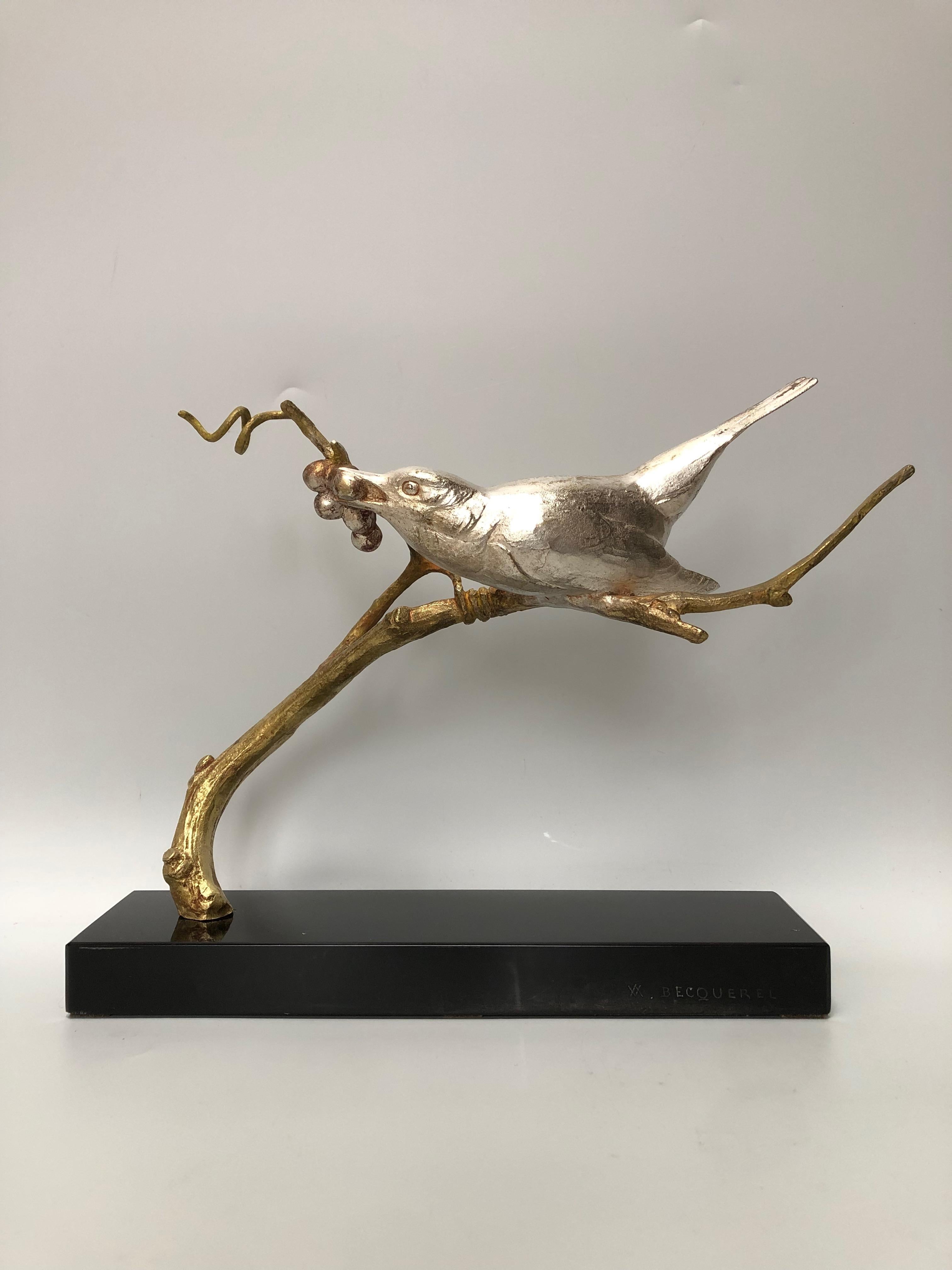 Sculpture Art Déco en bronze argenté, oiseau sur une branche de vigne. Le tout est posé sur un socle en marbre noir (surfin de Belgique).
Signé Bacquerel et estampillé 