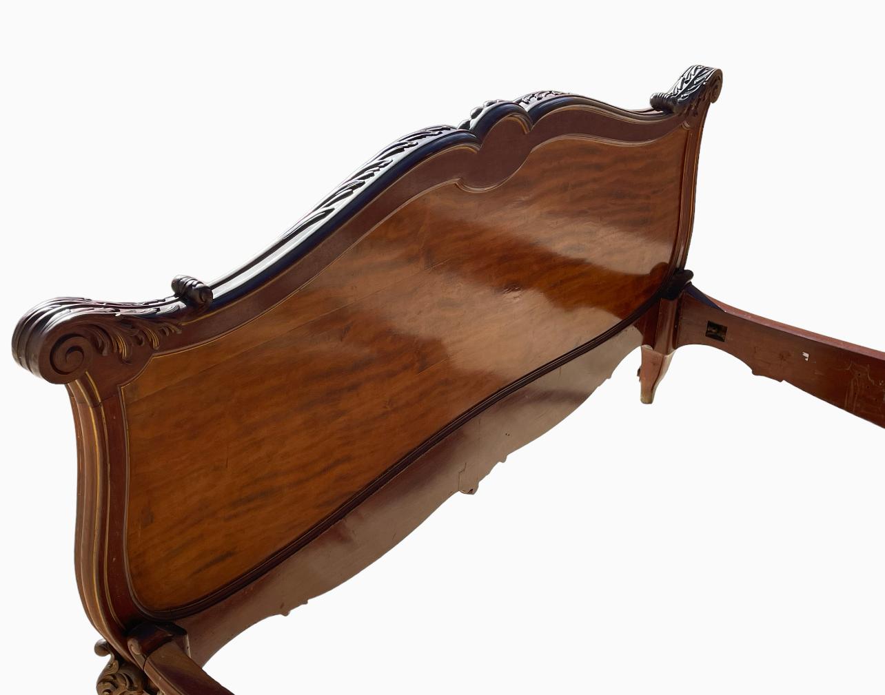 Lit et 2 tables de nuit de style Louis XV vernis Martin en vente 5
