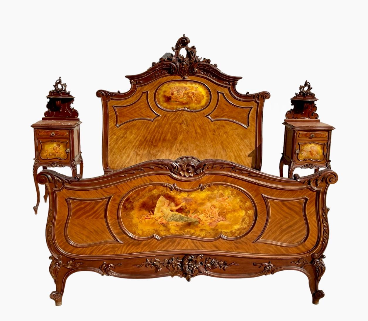 Magnificent Louis XV style mahogany bed circa 1870/1880 and its two bedside tables. Richly carved with shells, scrolls, acanthus leaves and rockeries. In the 2 panels of the bed, you can admire a love scene in Martin varnish. We find the same thing