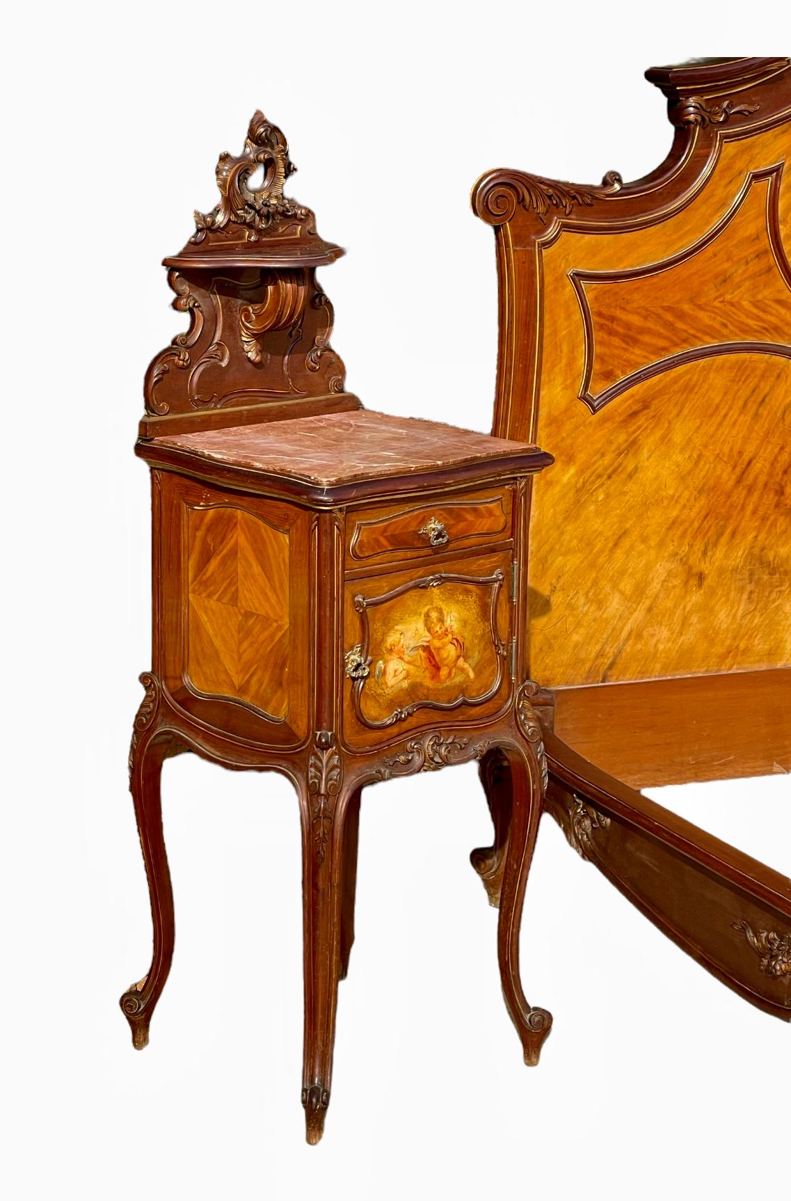 Lit et 2 tables de nuit de style Louis XV vernis Martin en vente 3