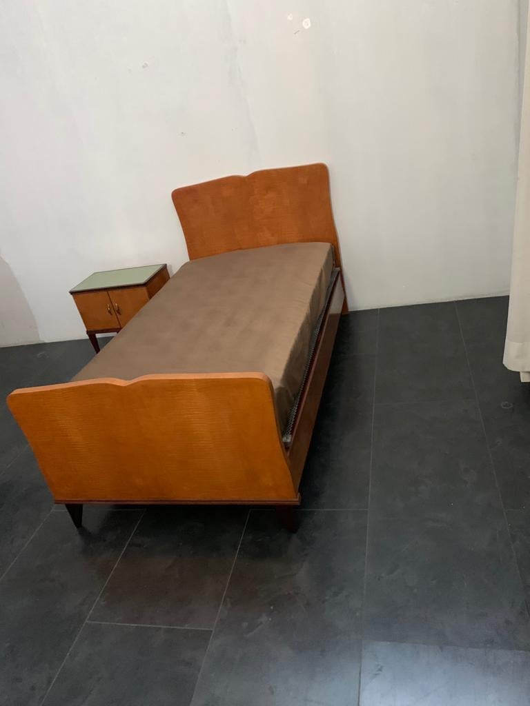 Set aus Bett und Nachttisch aus blondem Mahagoniholz, 2er-Set, 1950er-Jahre (Moderne der Mitte des Jahrhunderts) im Angebot