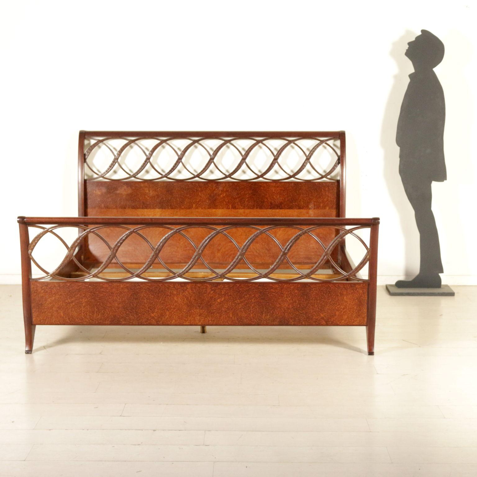 A double bed attributable to Paolo Buffa (1903-1970), mahogany, brier veneer, decorated with carved leaves. Manufactured in Italy, 1950s.