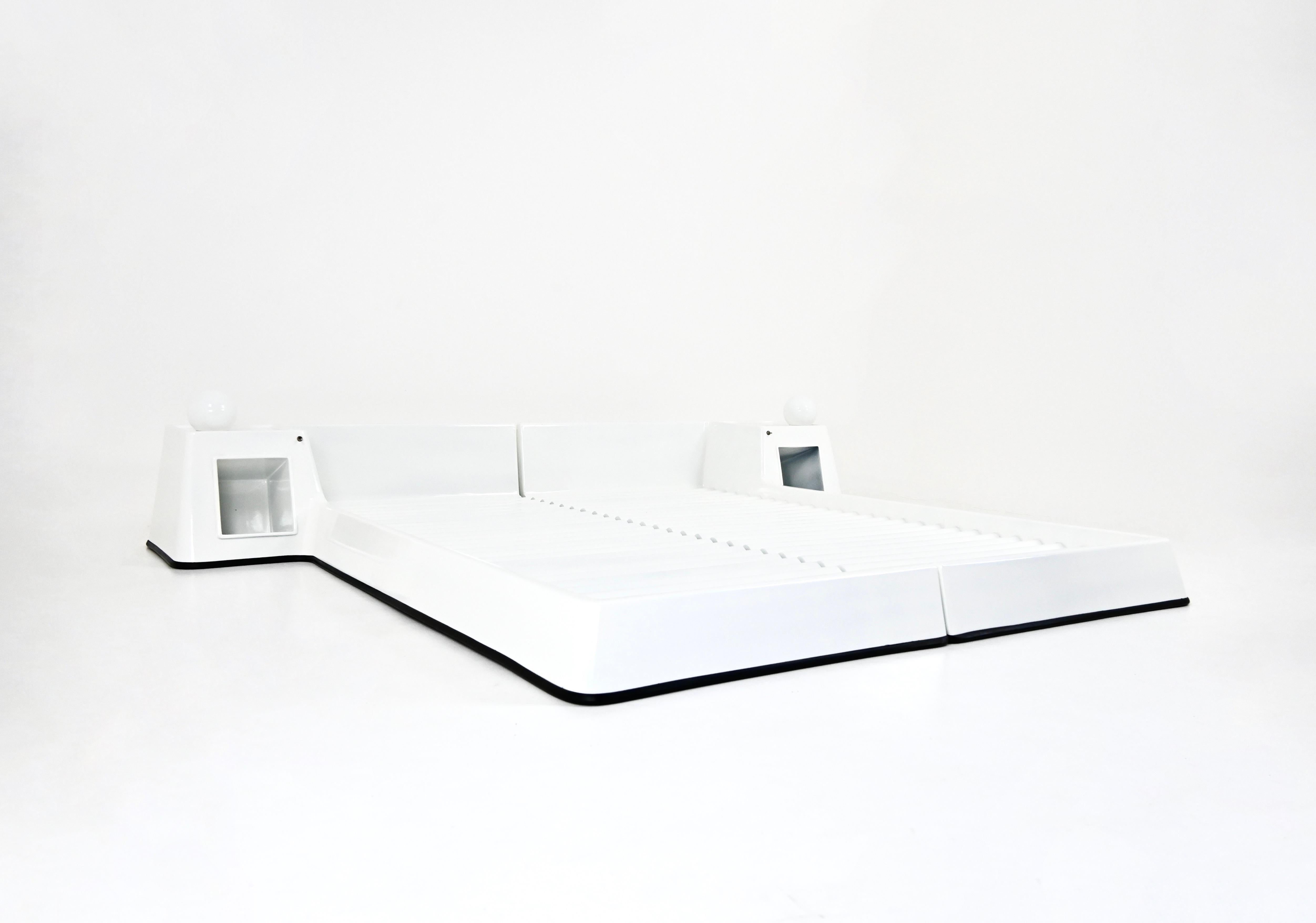 White fiberglass bed designed by Marc Held for Prisunic in the 1970s. There are 2 night tables with lamps incorporated in the bed. It is possible to make 2 single beds or a large double bed. Wear due to time and age of bed.
FOR SHIPPING, REQUEST US