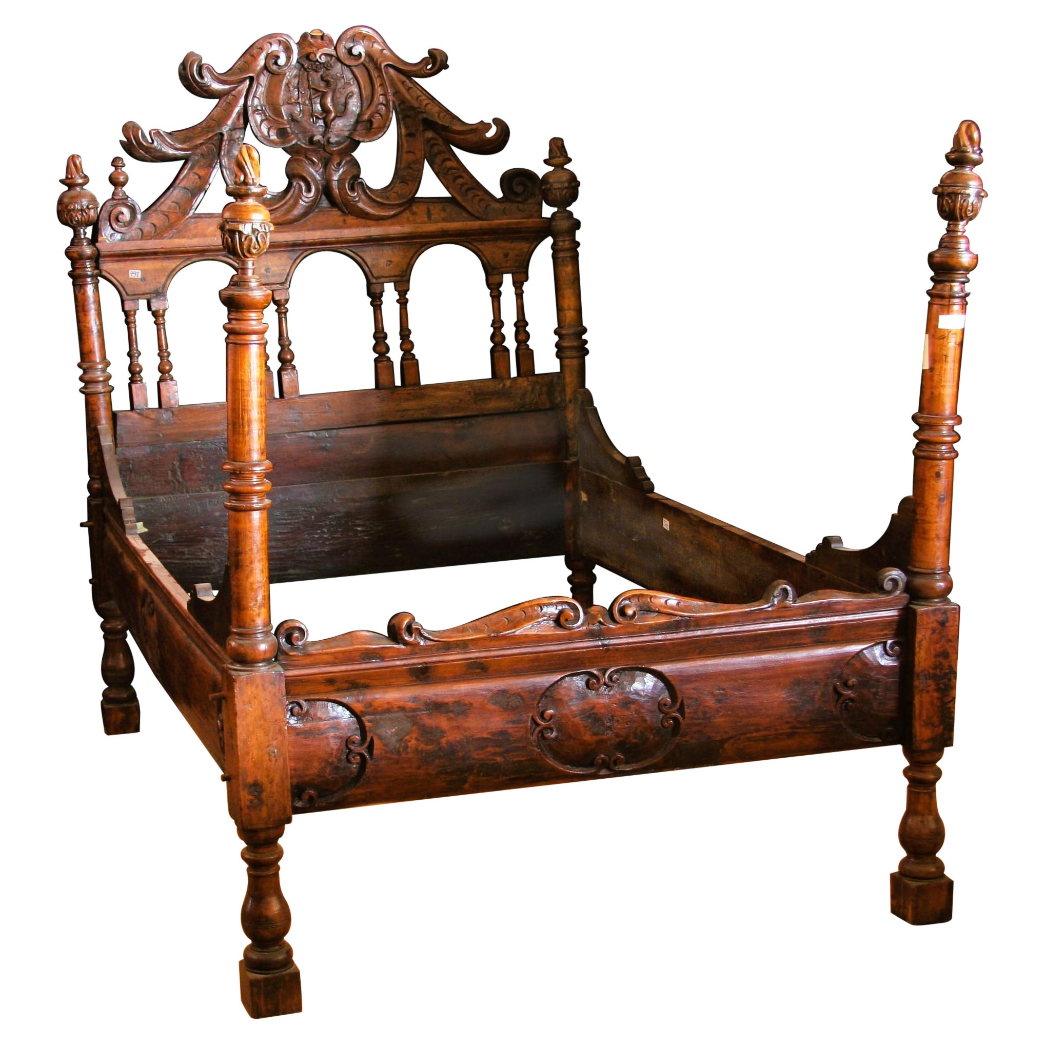 Lit sculpté et doté de tournures, années 1800 en vente