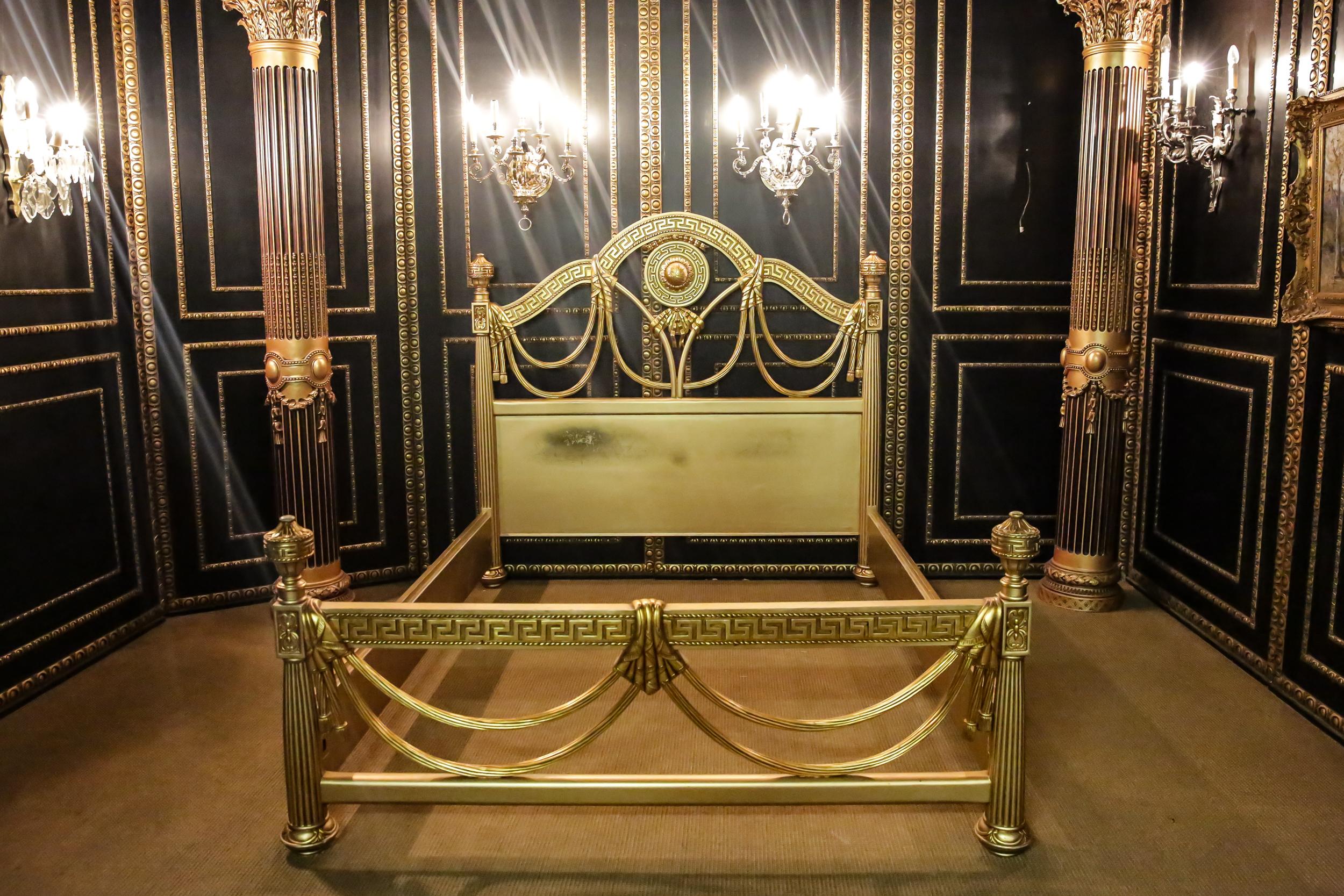 High quality bed carved wood and poliment gilded.

Finely carved classic Versace pattern.

Very high quality workmanship.

You will not find this bed again. It was built on an individual basis.
The bed is sent with wooden slats.
without