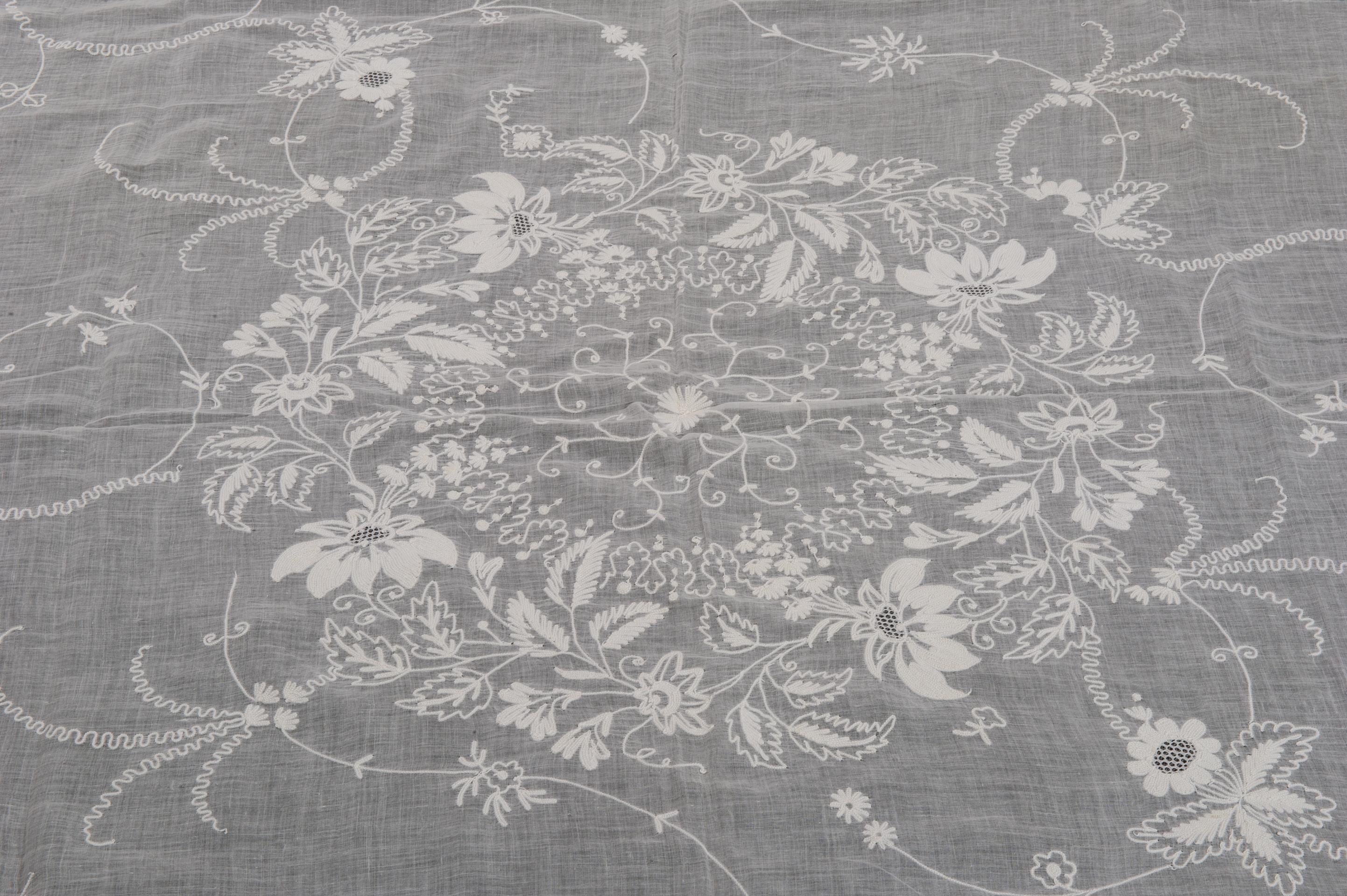 Rare Bed Cover or Tablecloth in Corneline Tissue In Excellent Condition In Alessandria, Piemonte