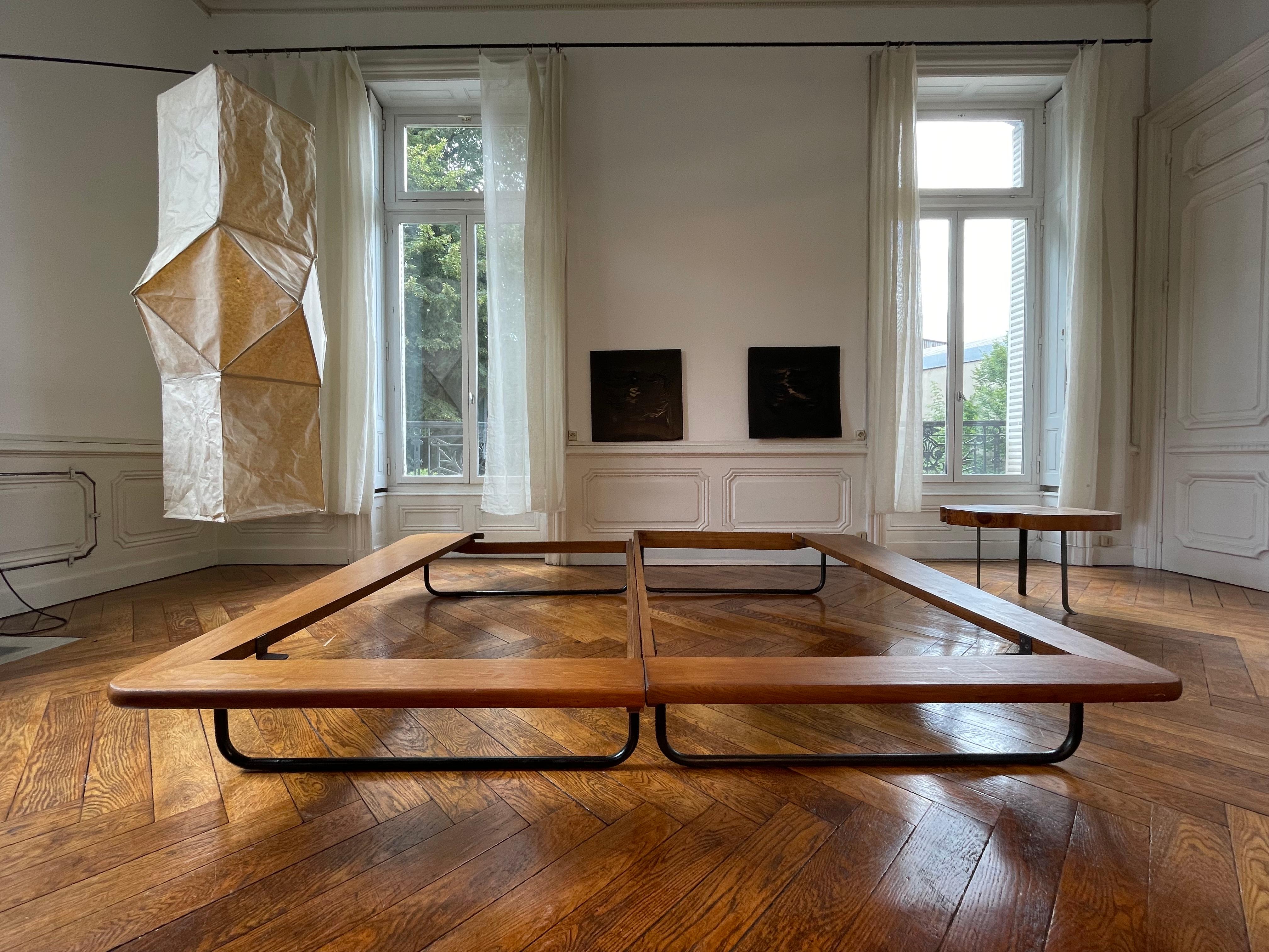 Bed , 1950 day bed style jeans Prouvé Solid oak and steel prototype Leaving the workshops of Nancy.

This bed goes perfectly with the furniture of Charlotte Perriand, Le Corbusier and Pierre Jeanneret.

In my showcase there are two prototypes, A